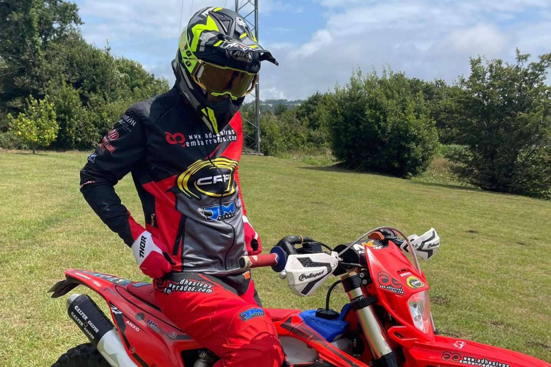 Ropa de motocross y enduro con diseño personalizado en ADHESIVOSEMBARRADOS
