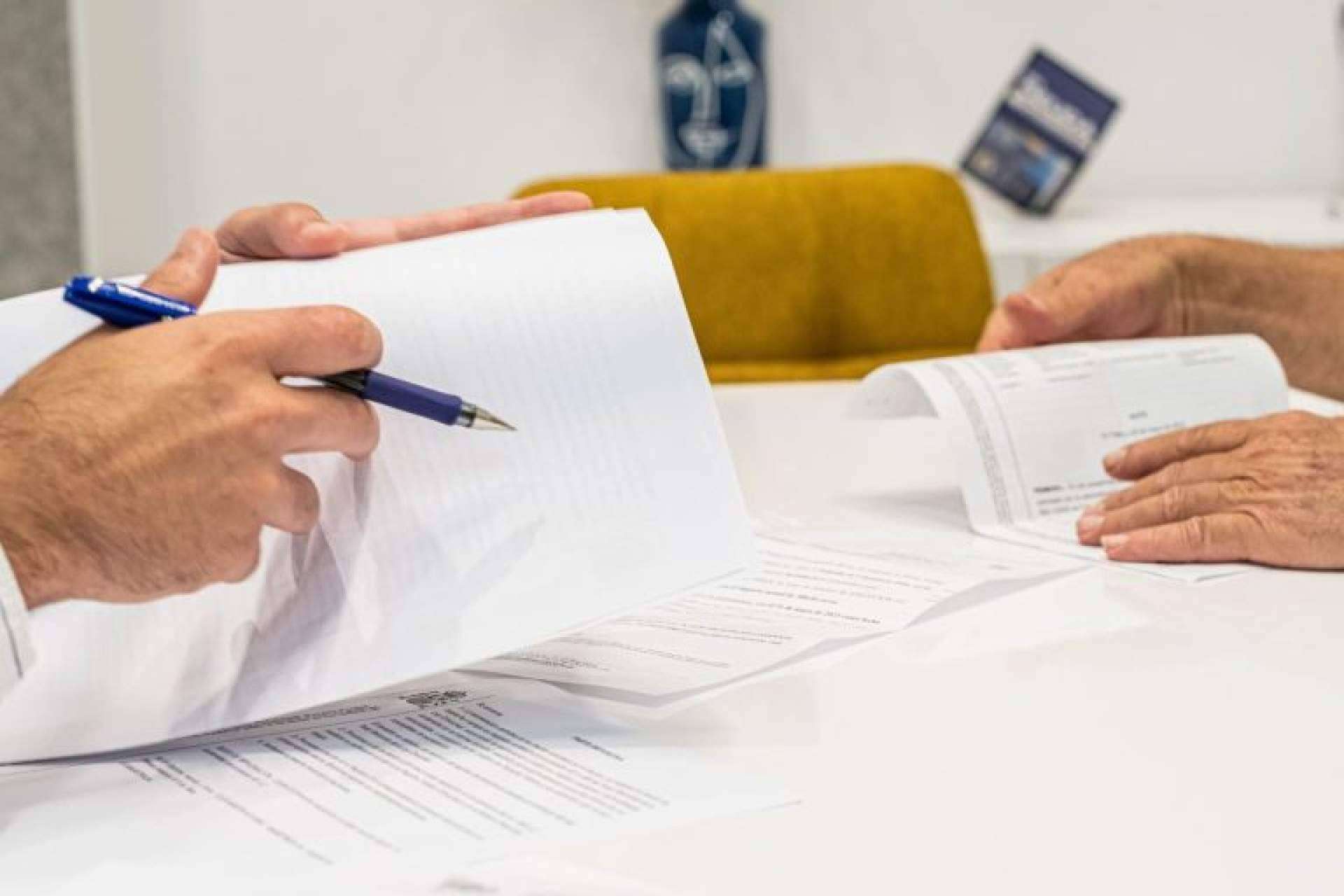 Trabajar en dos empleos no basta; Cancelar 38.000 euros de deuda con Sin Deuda Group