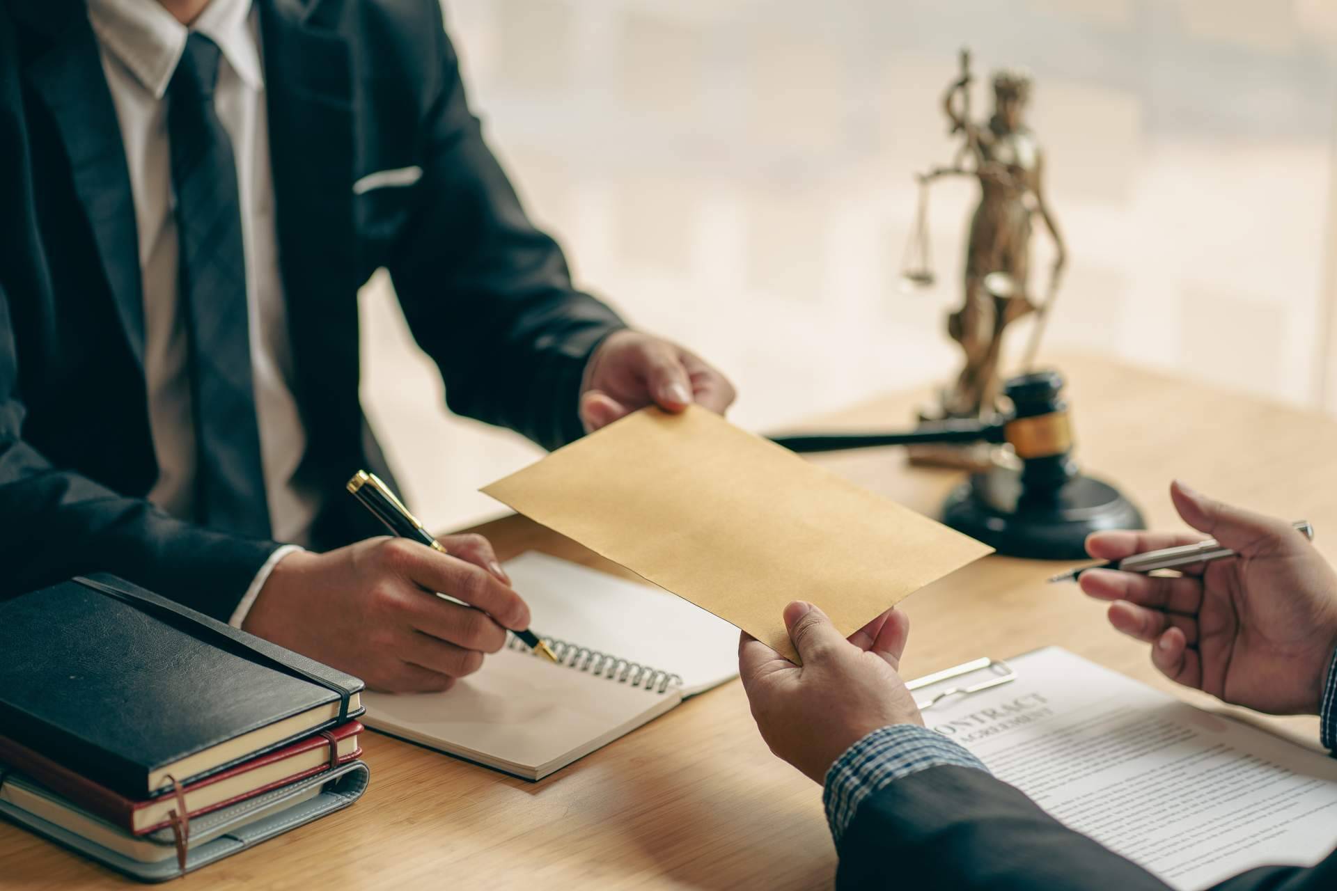 Ocho décadas de compromiso con la resolución de conflictos mercantiles en Giménez-Salinas Abogados