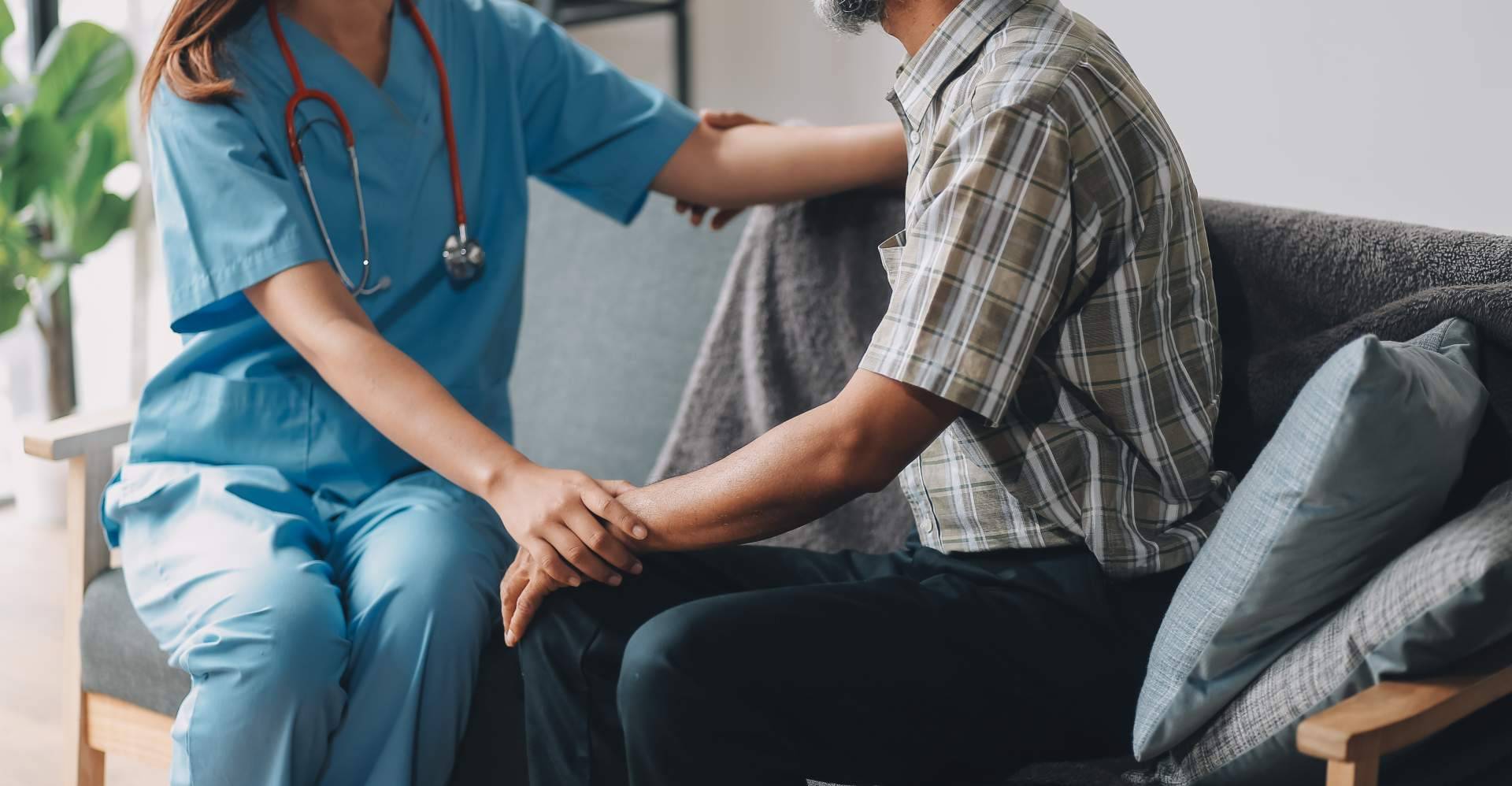 Inima Rehabilitación destaca la importancia de la rehabilitación a domicilio en personas con Parkinson durante abril