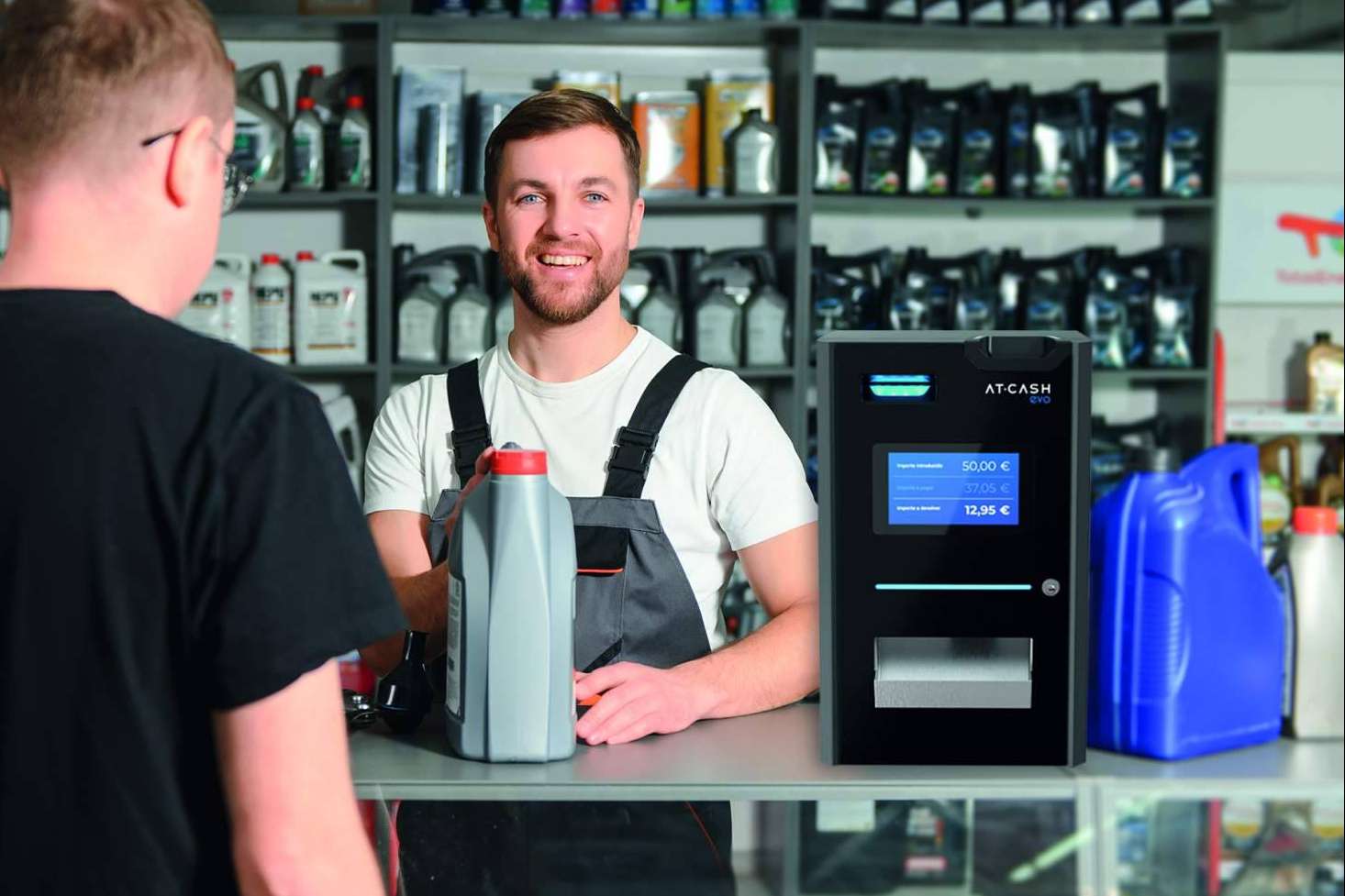 AT-CASH EVO optimiza el punto de venta con un sistema de autocobro compacto y asequible