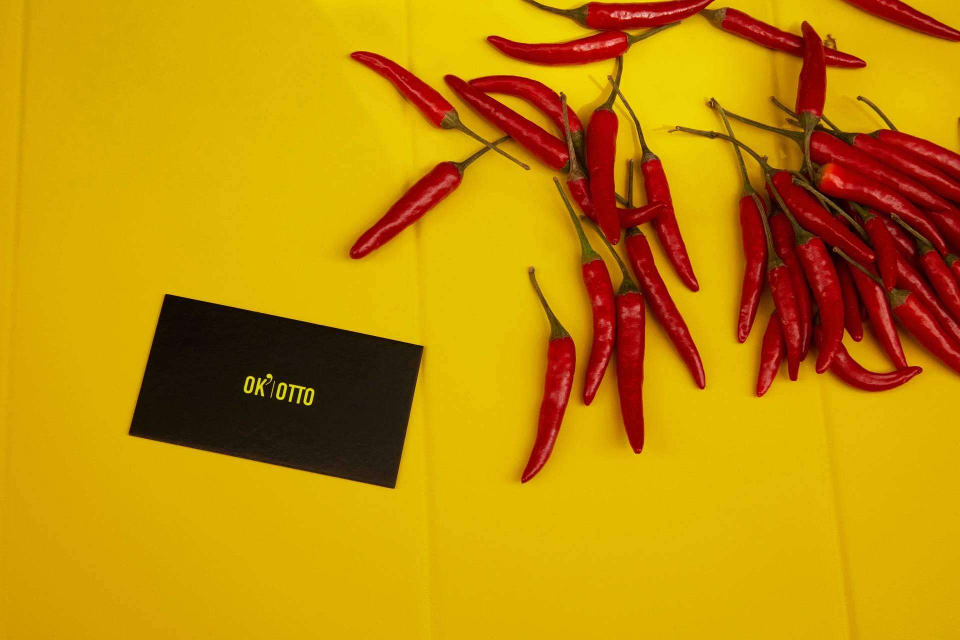 Ok Otto lanza la primera agencia de IA y marketing a pie de calle en Barcelona