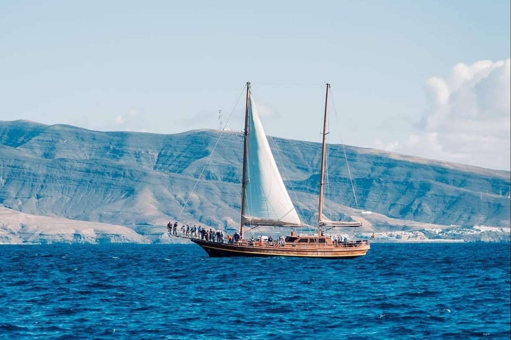 Ejemplo de turismo responsable en Fuerteventura; Magic & Sailing reduce residuos plásticos en sus tours