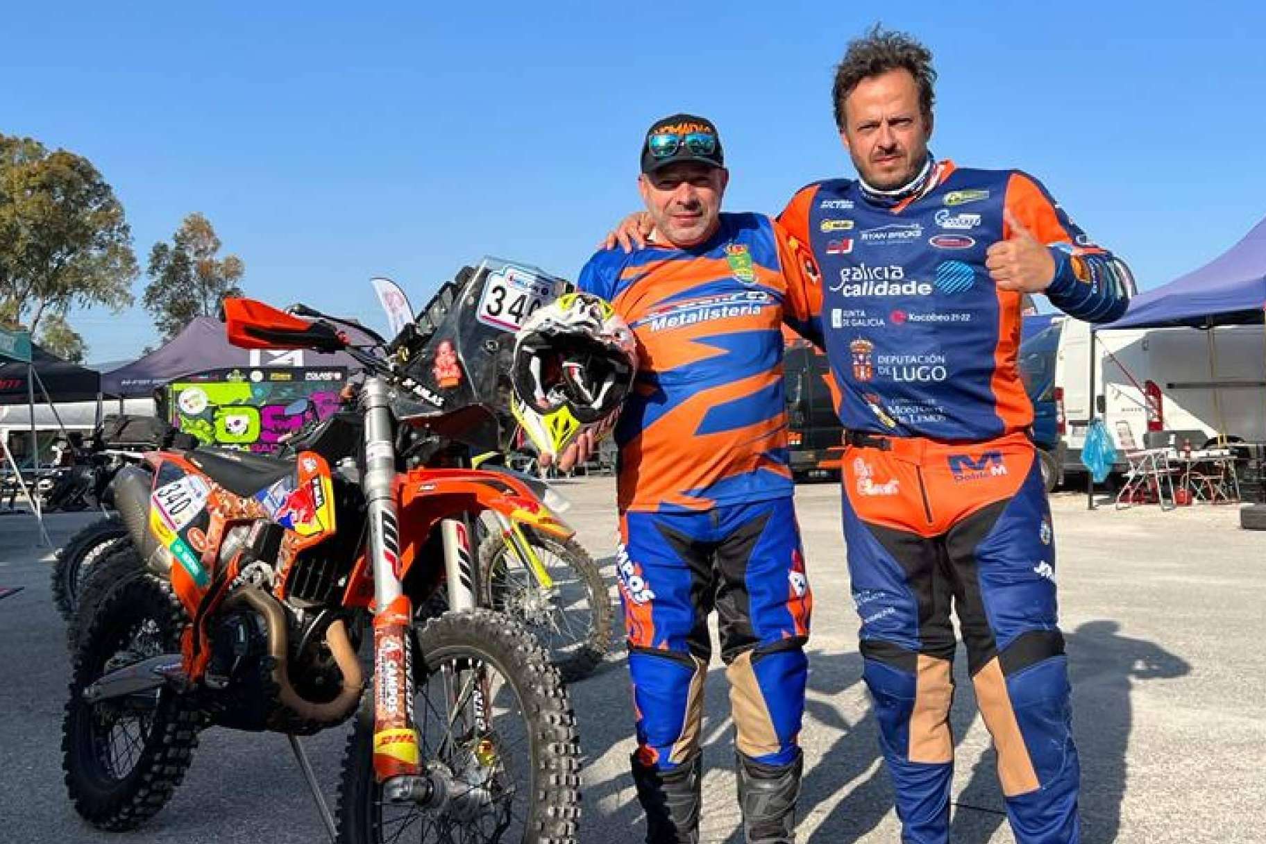 El diseño gráfico también se viste; ropa de motocross personalizada en ADHESIVOSEMBARRADOS