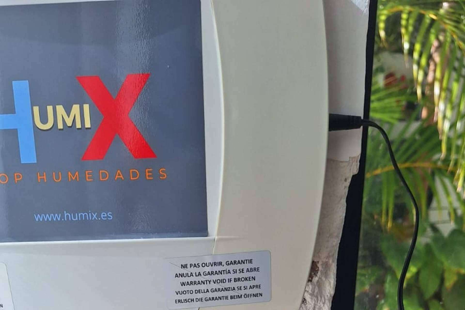 ¿Humedad en paredes o suelos? Humix elimina la humedad por capilaridad sin obras y por menos de 7 €/año