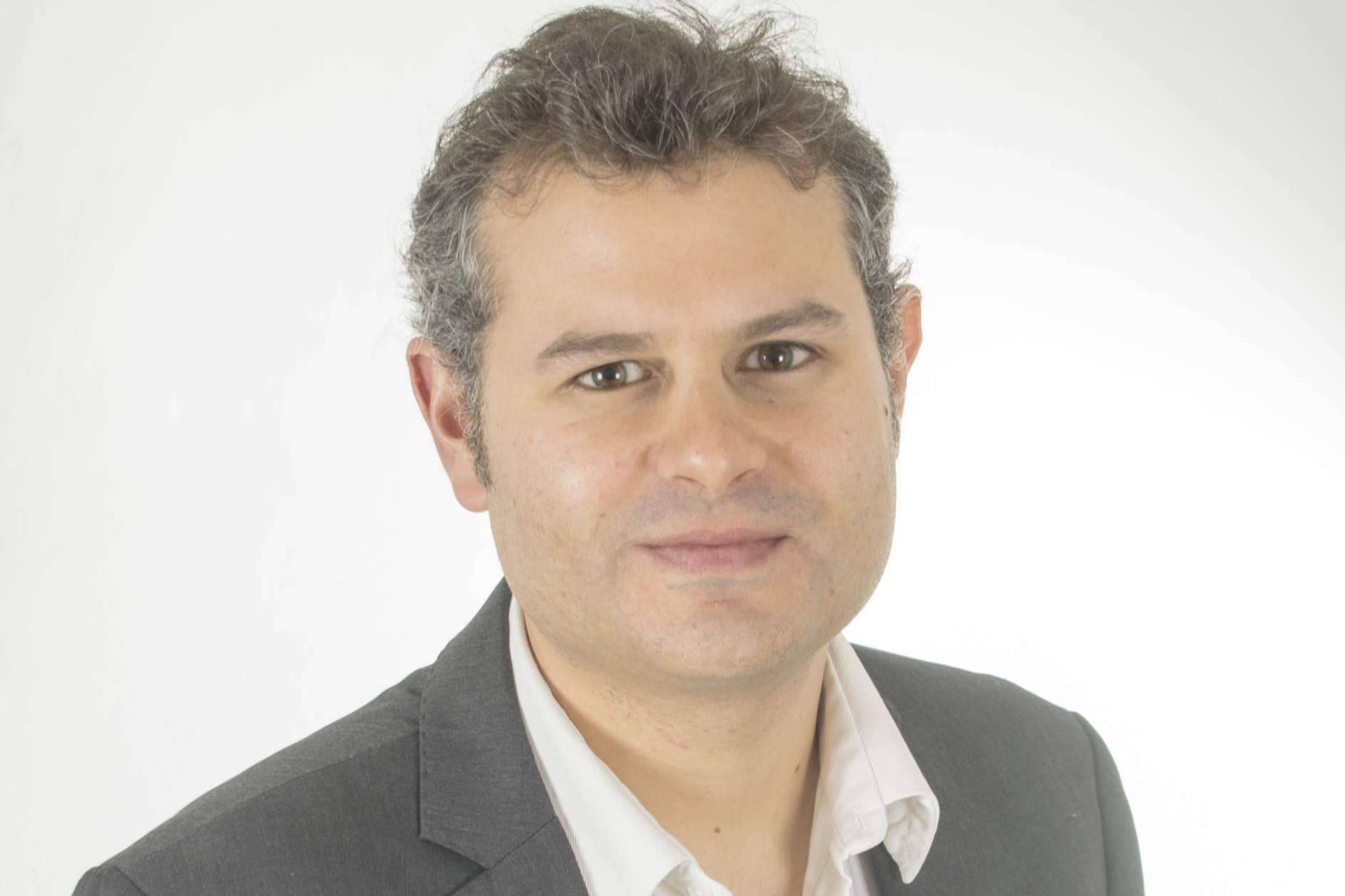 Rubén Camacho, psicólogo y coach, ayuda a las personas a construir una autoestima estable y afrontar el cambio