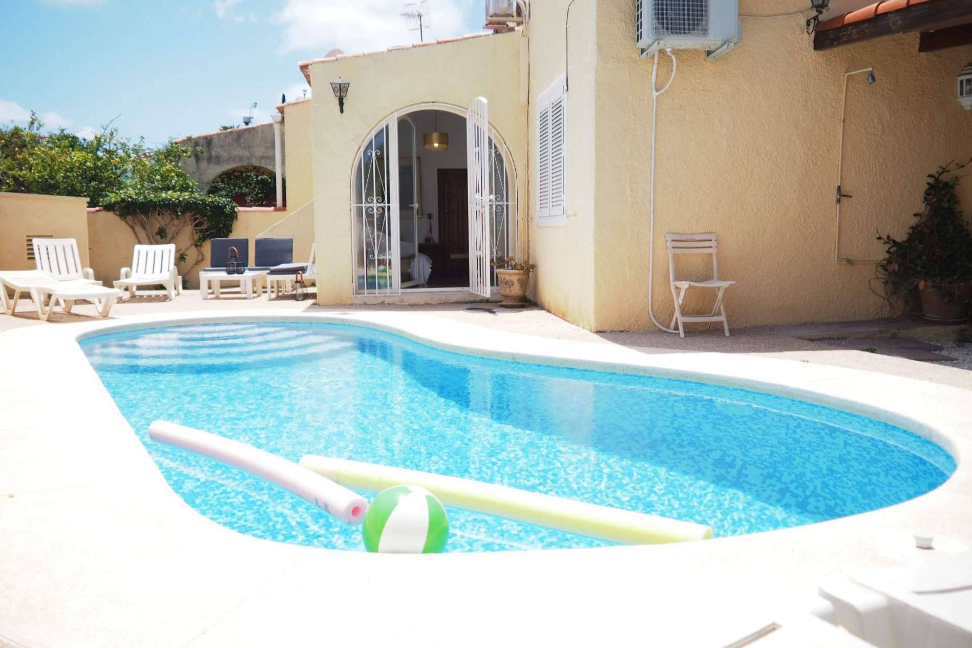Alquileres Agatha Martínez transforma el turismo residencial en Calpe con villas y apartamentos con piscina