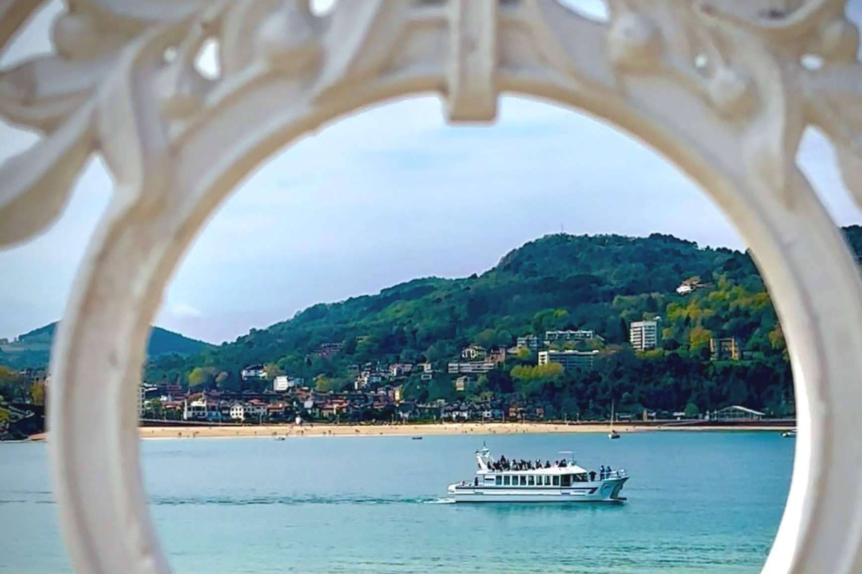 San Sebastián estrena navegación eléctrica turística con el catamarán de Ciudad Finanzauto San Sebastián