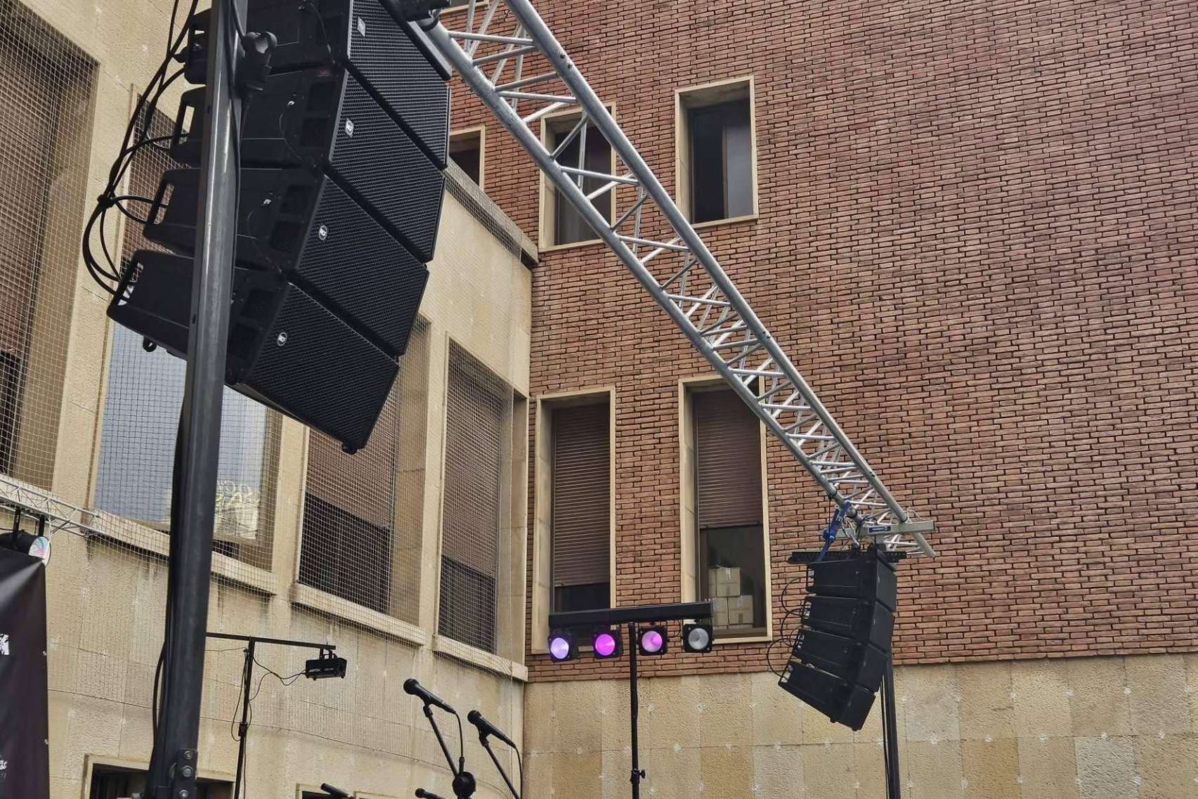 Soluciones de alquiler de altavoces para exteriores, con equipos profesionales de ASB Audiovisuals