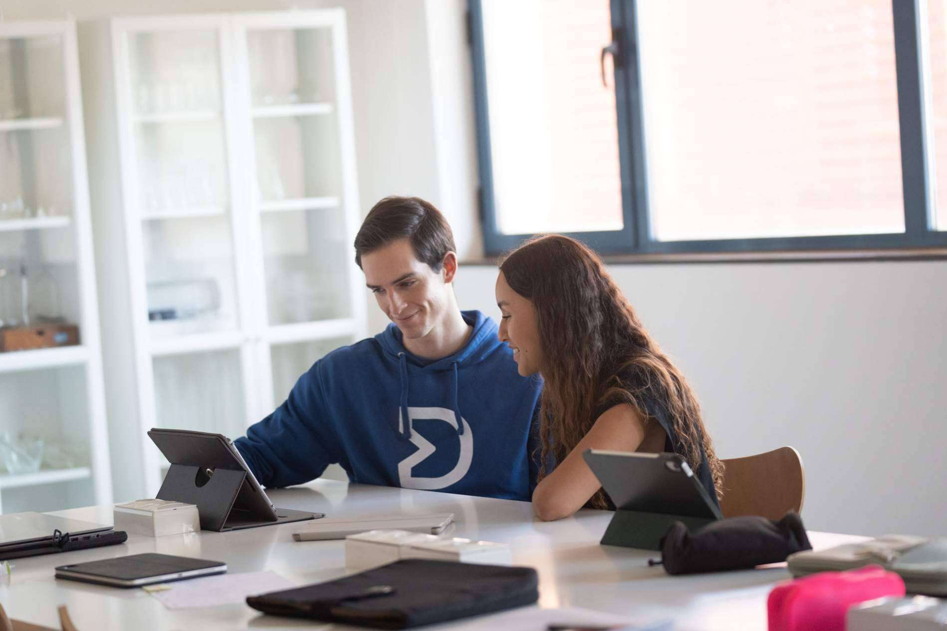Volver a estudiar para avanzar, el fenómeno creciente de opositar 2025 según Davante