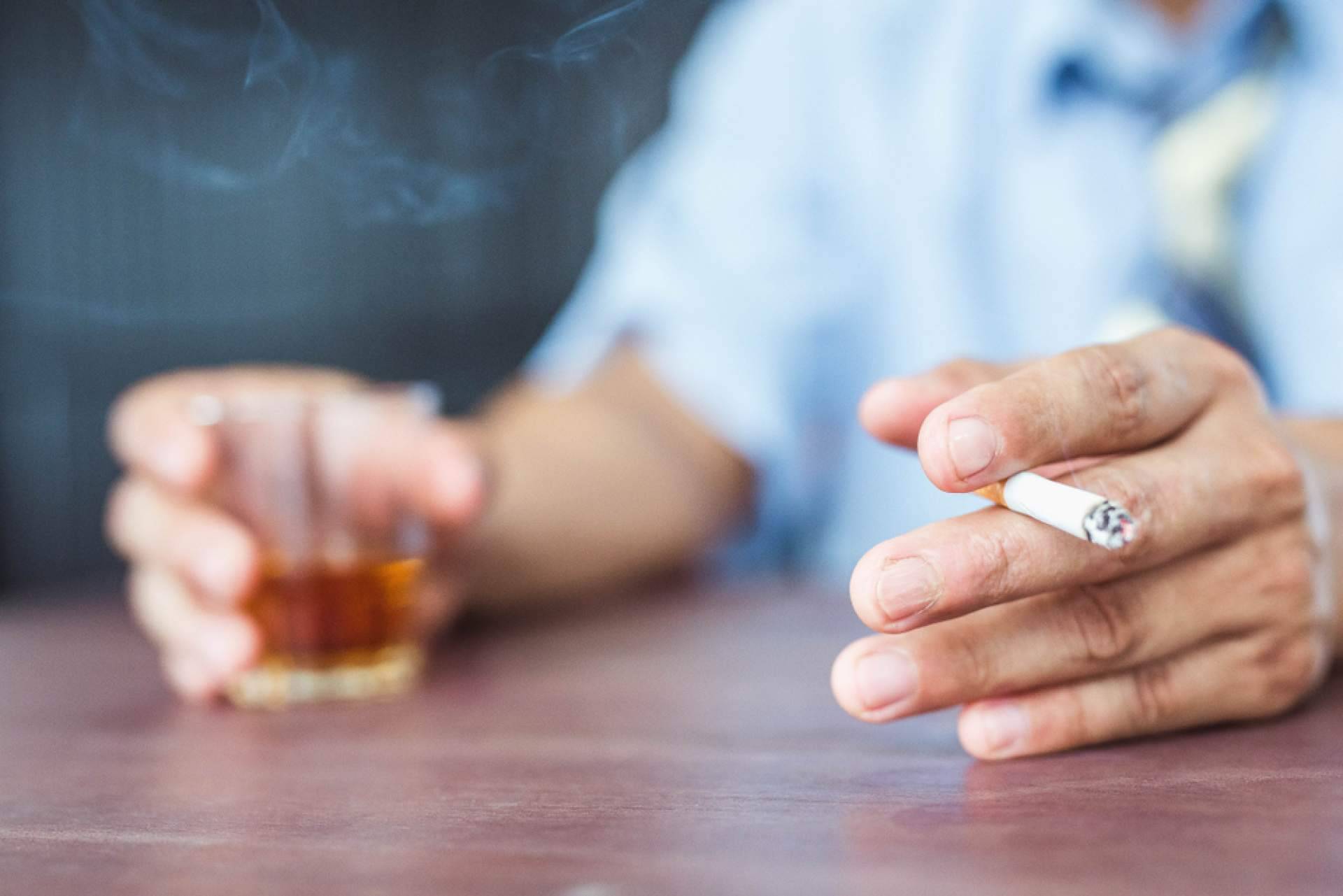 Tabaquismo y alcoholismo, reflejo de heridas emocionales de la infancia