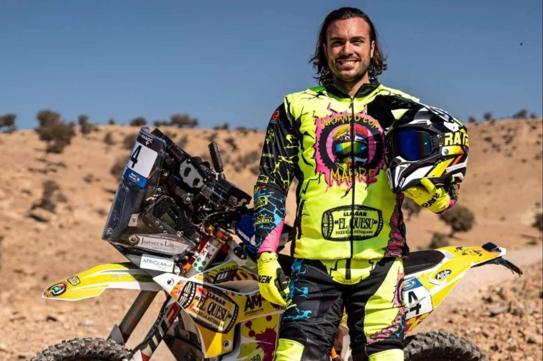La identidad visual del piloto se refuerza con la ropa personalizada offroad de ADHESIVOSEMBARRADOS