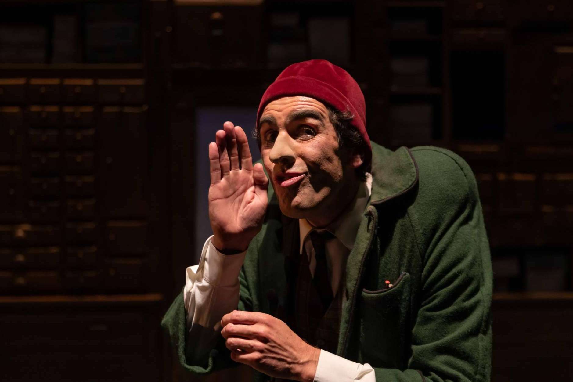 Adrián Conde une magia y clown en una propuesta escénica única