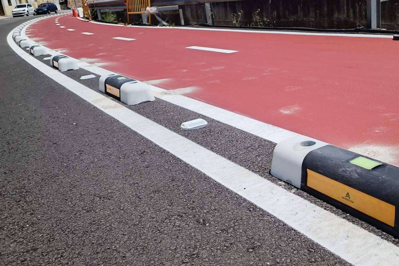 Abadecom refuerza la seguridad vial en Alicante con separadores fotoluminiscentes para carriles bici