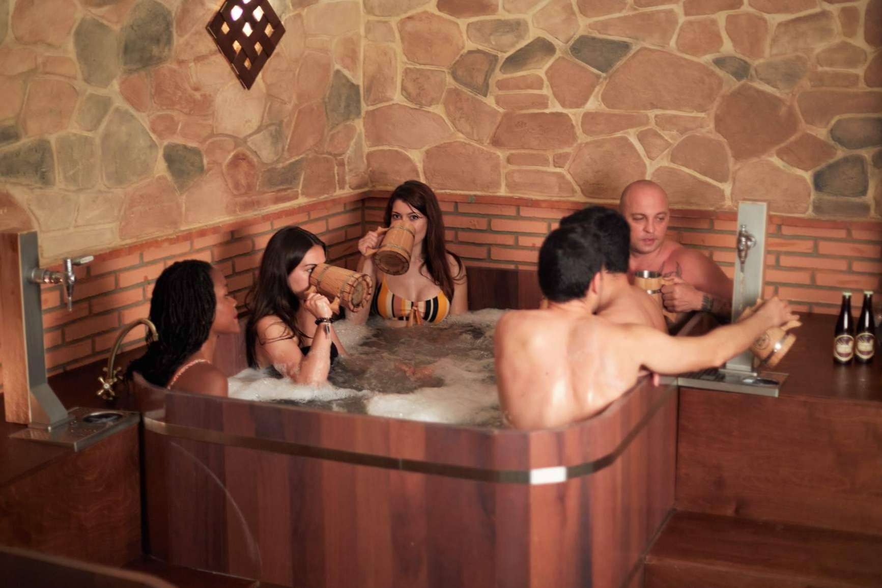 Beneficios de la cerveza artesanal para el bienestar; vivir la experiencia en Beer Spa