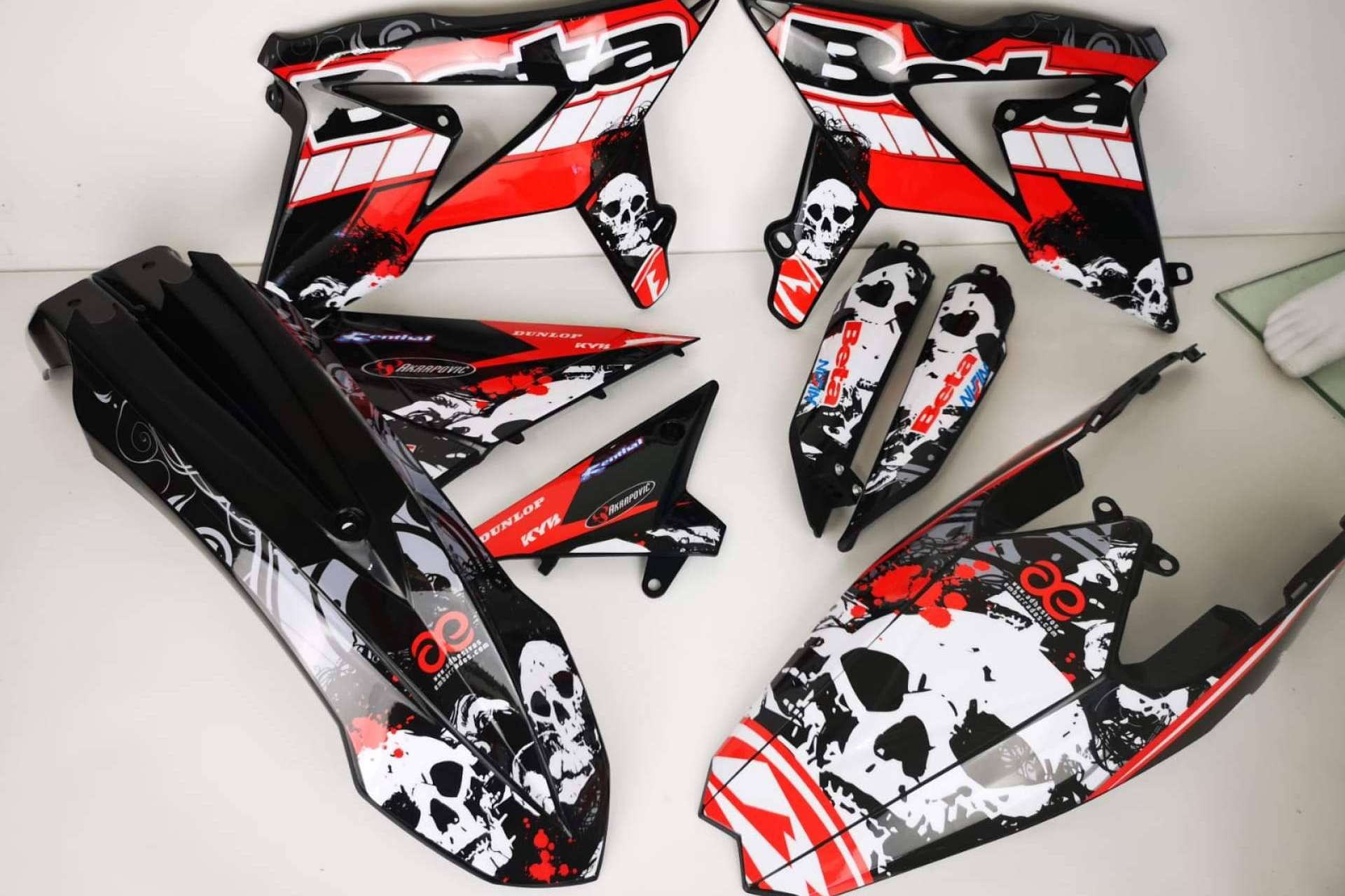 ADHESIVOSEMBARRADOS ofrece vinilos personalizados por modelo para motocross y enduro