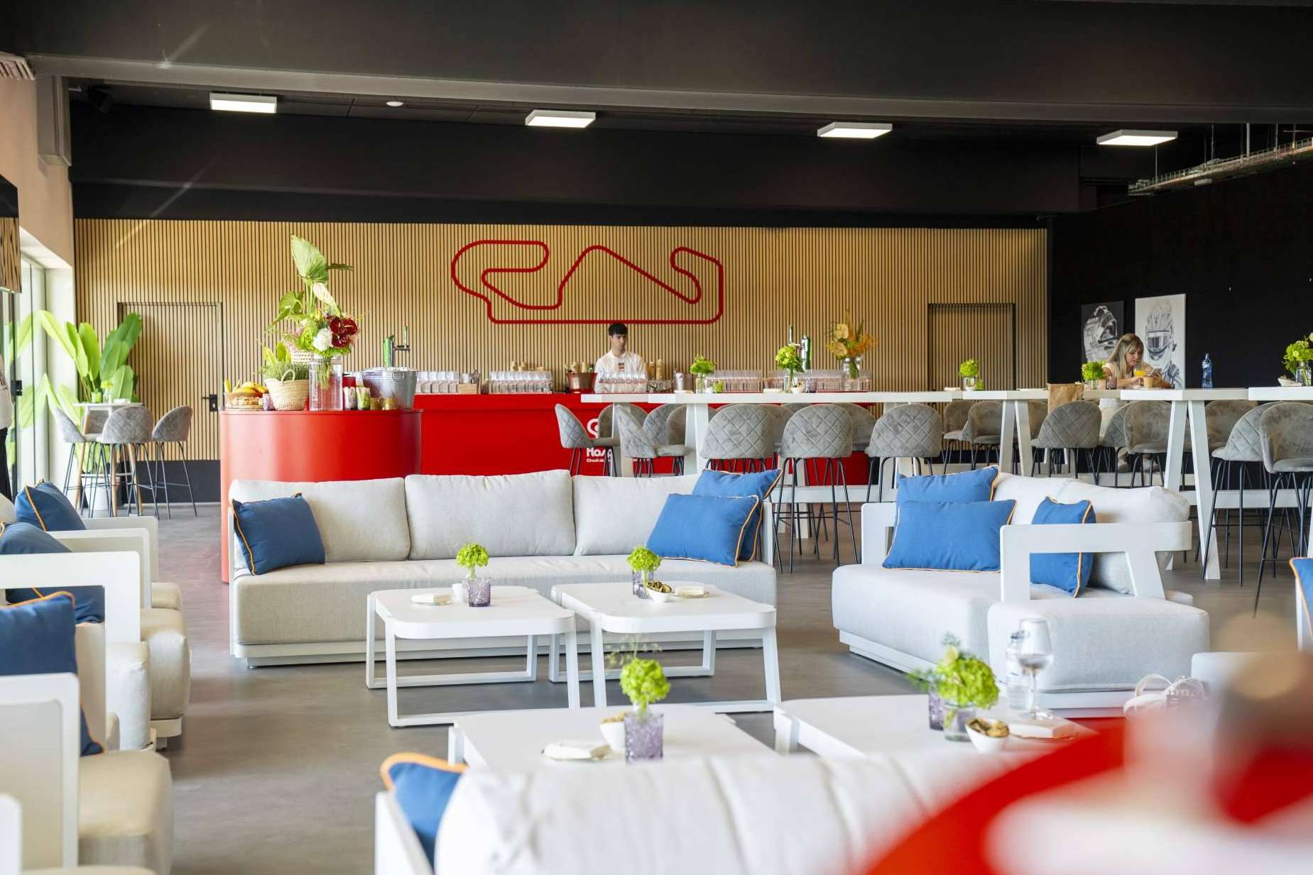 Defora Home vistió con diseño mediterráneo el exclusivo Pit Lane Lounge de la Fórmula 1 en Montmeló