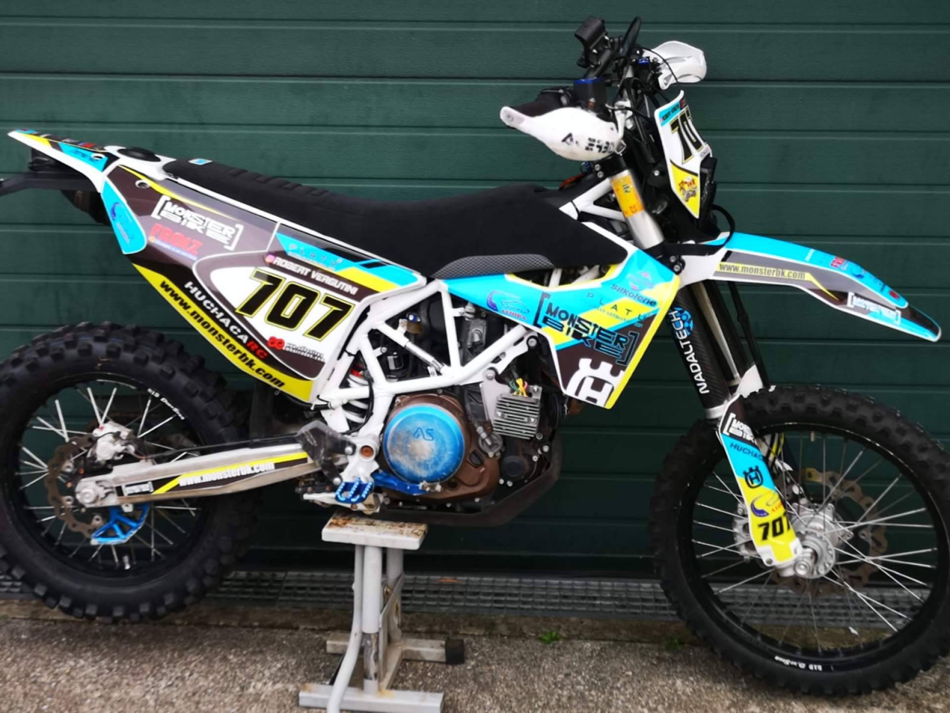 ADHESIVOSEMBARRADOS ofrece adhesivos personalizados para motos con calidad profesional y máxima resistencia
