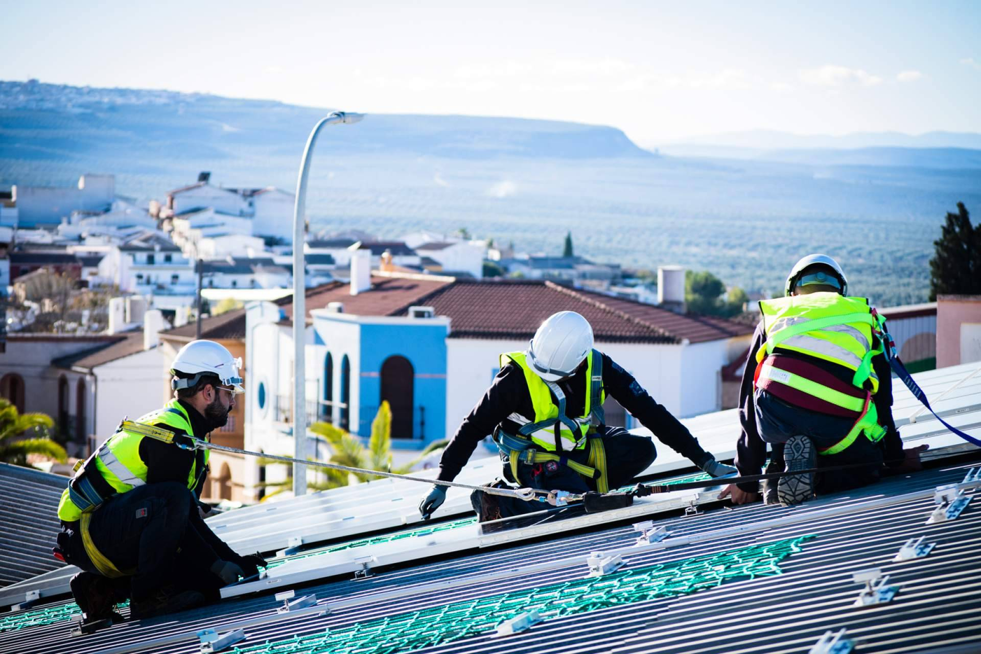 Empresas en Jaén reducen su factura con paneles solares gracias a Instalaciones Porcuna y el modelo PPA
