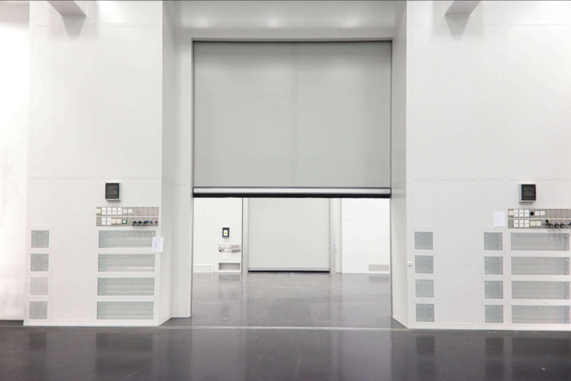 Nuevas puertas rápidas para salas blancas de ASSA ABLOY mejoran la seguridad y la higiene industrial