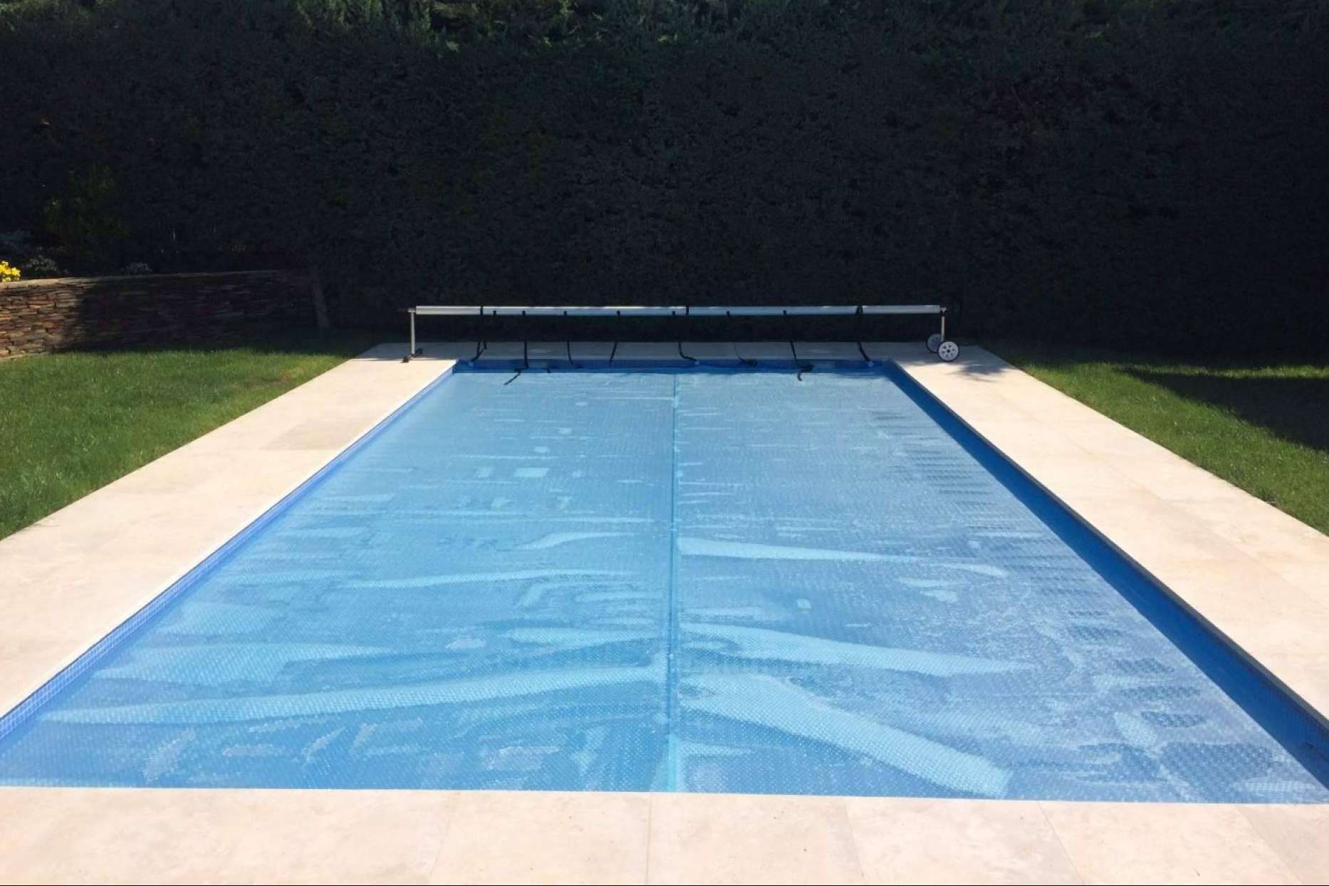 Las mantas térmicas de Swimhome mejoran el ahorro energético y la temperatura del agua durante los meses estivales