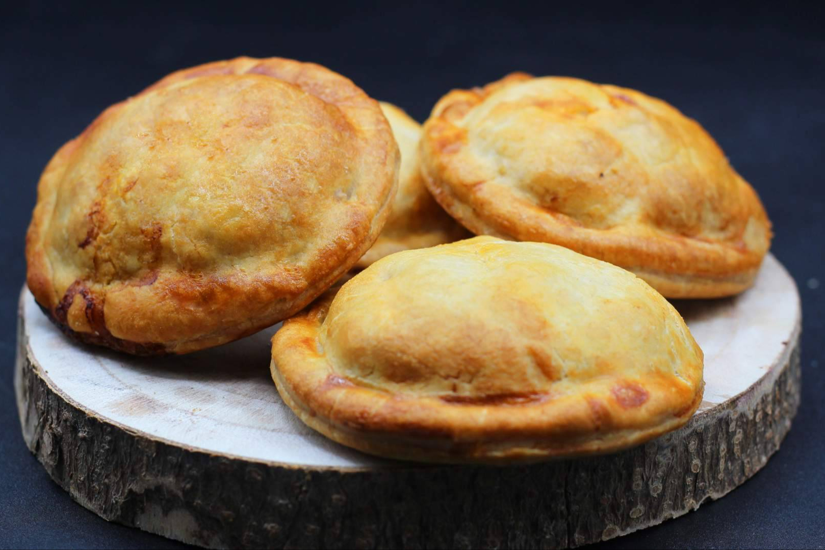 D’Carnilsa refuerza su oferta con pasteles en hojaldre congelados; pollo, carne, gloria y hawaiano