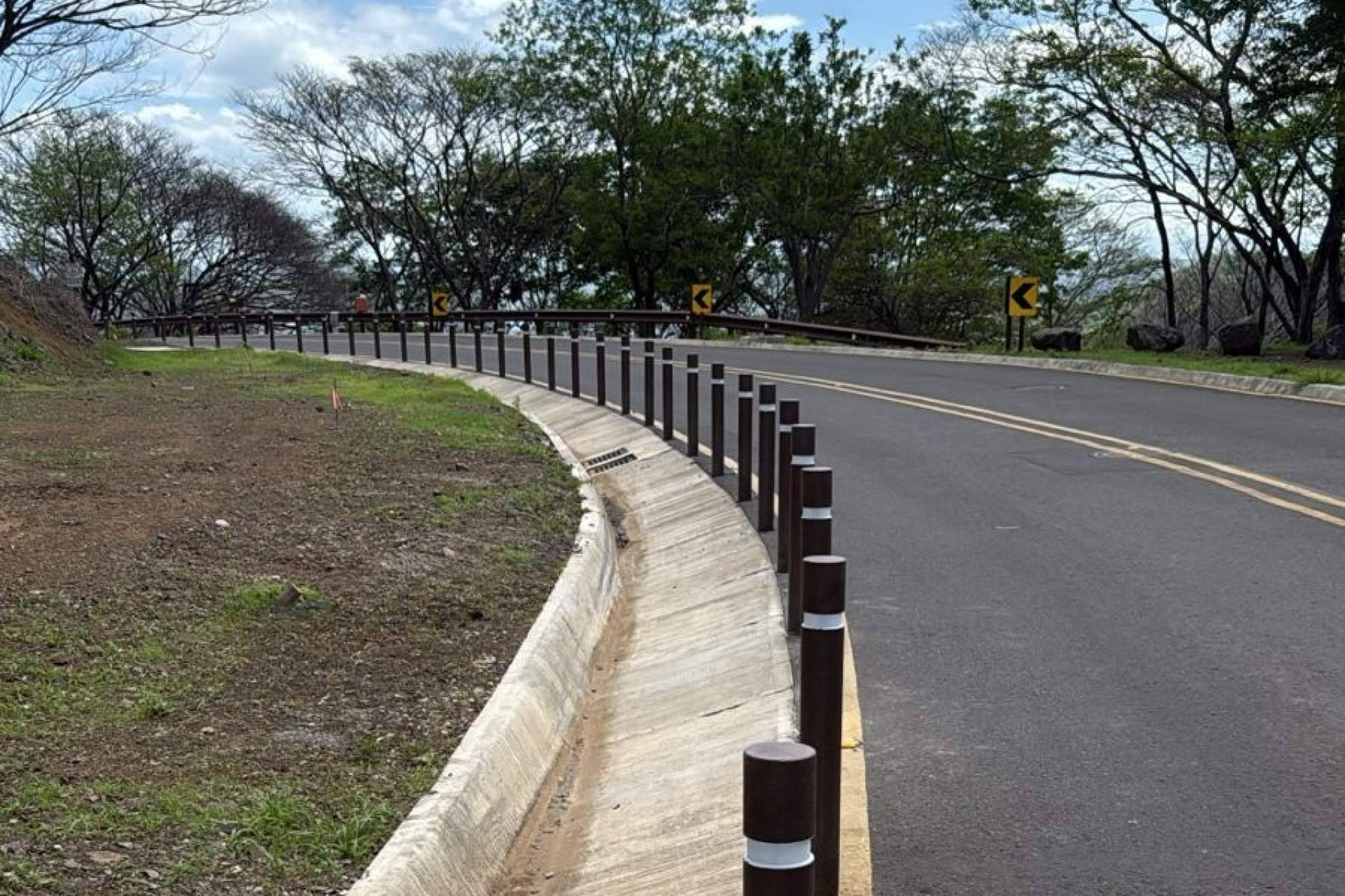 Abadecom Urban exporta sostenibilidad al Caribe con sus bolardos rígidos de plástico reciclado