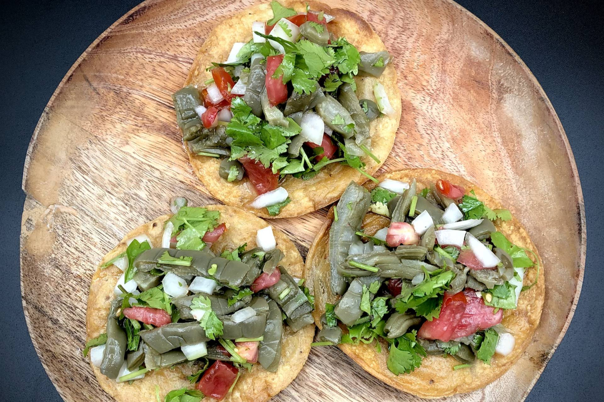 Tostadas de maíz crujientes y deliciosas; el sabor nixtamalizado que conquista el verano