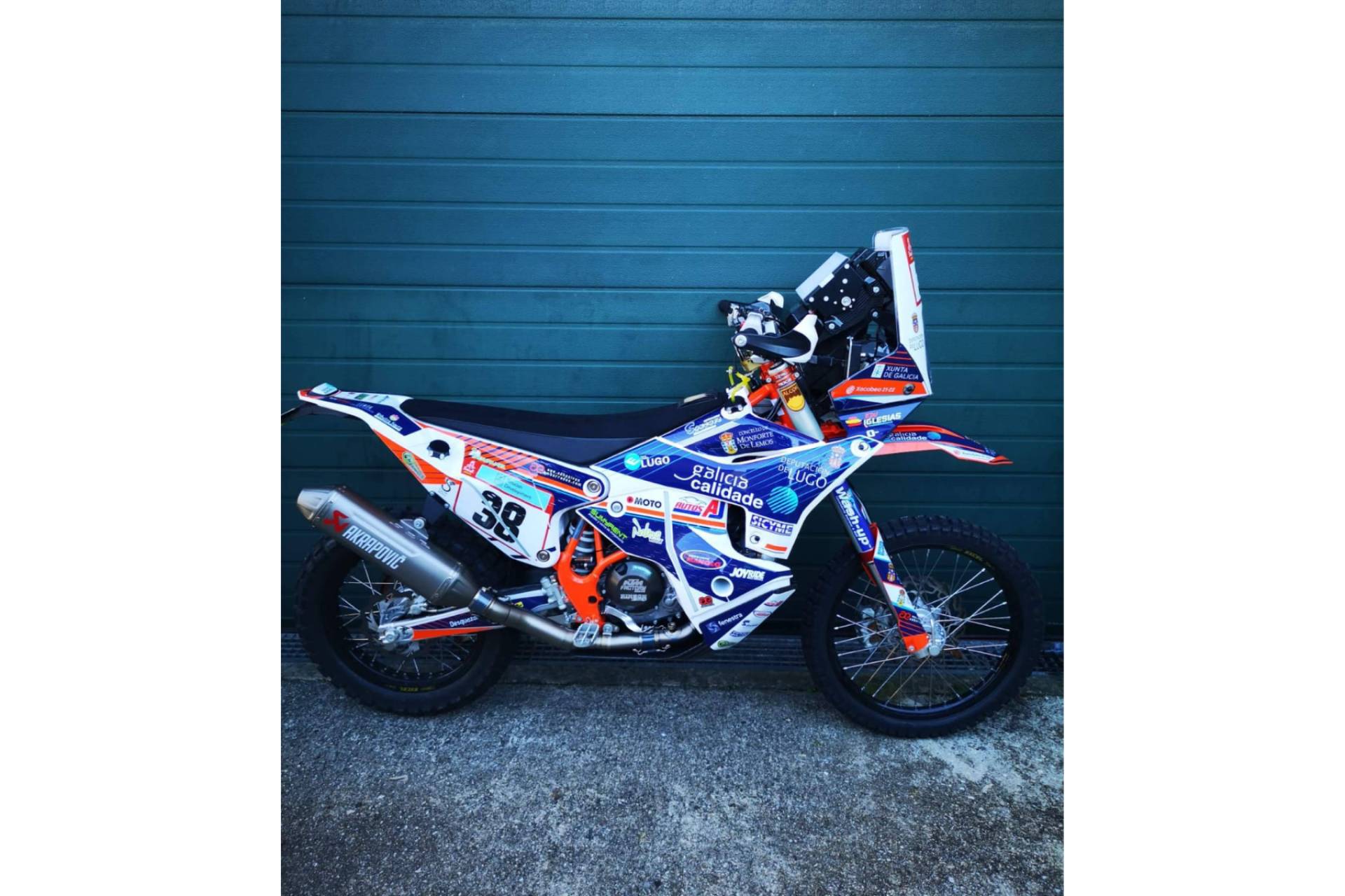 ADHESIVOSEMBARRADOS triunfa con sus adhesivos personalizados de moto