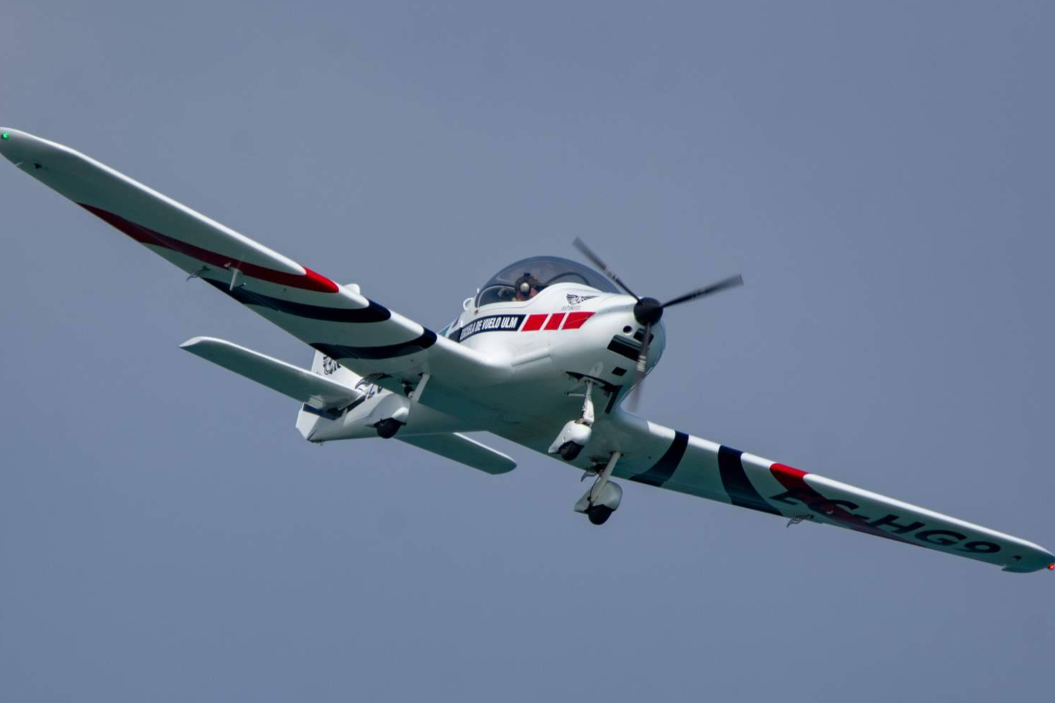 La experiencia de piloto por un día en Asturias atrae a nuevos amantes de la aviación
