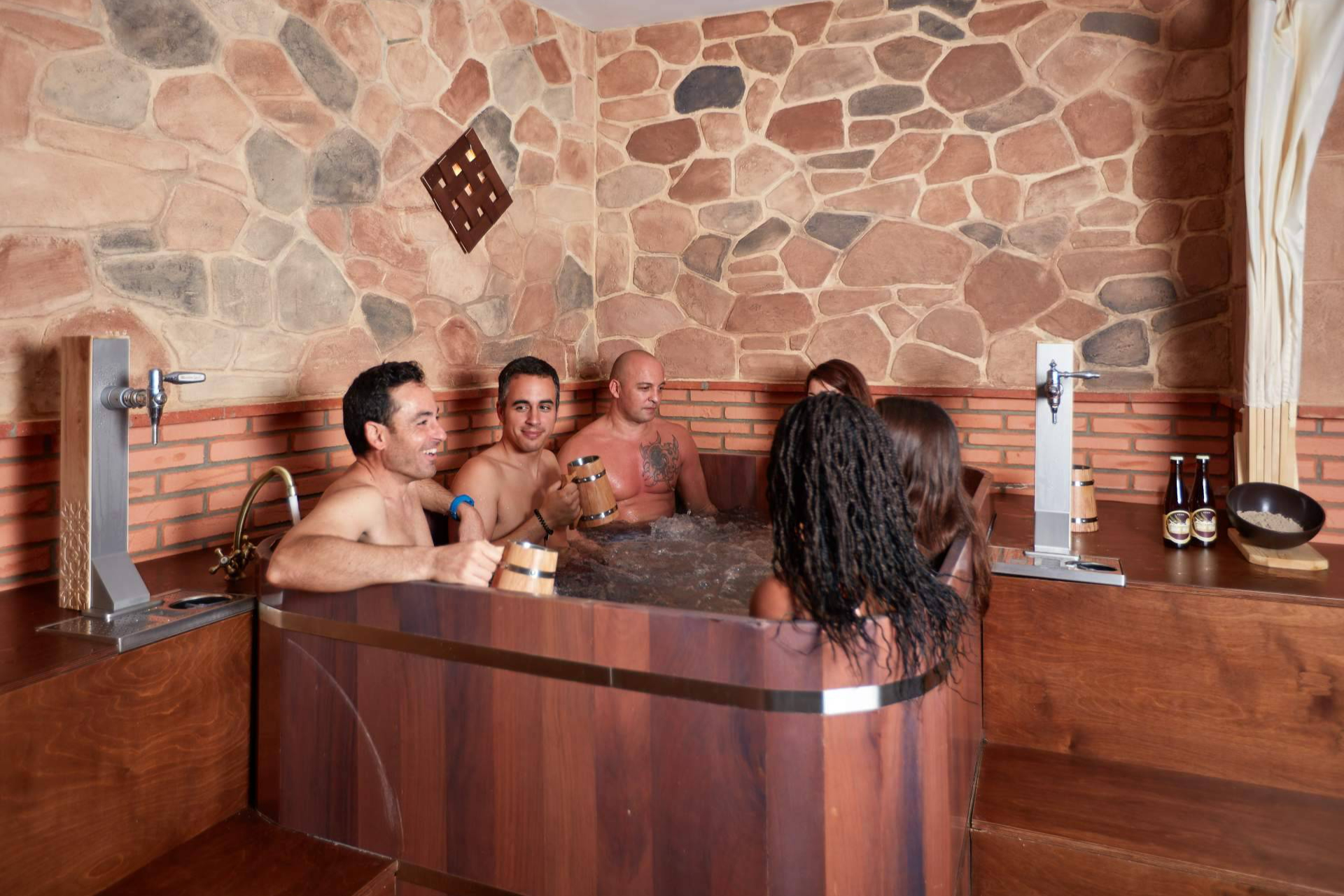 El spa de cerveza, el regalo original del momento; bonos personalizables de Beer Spa