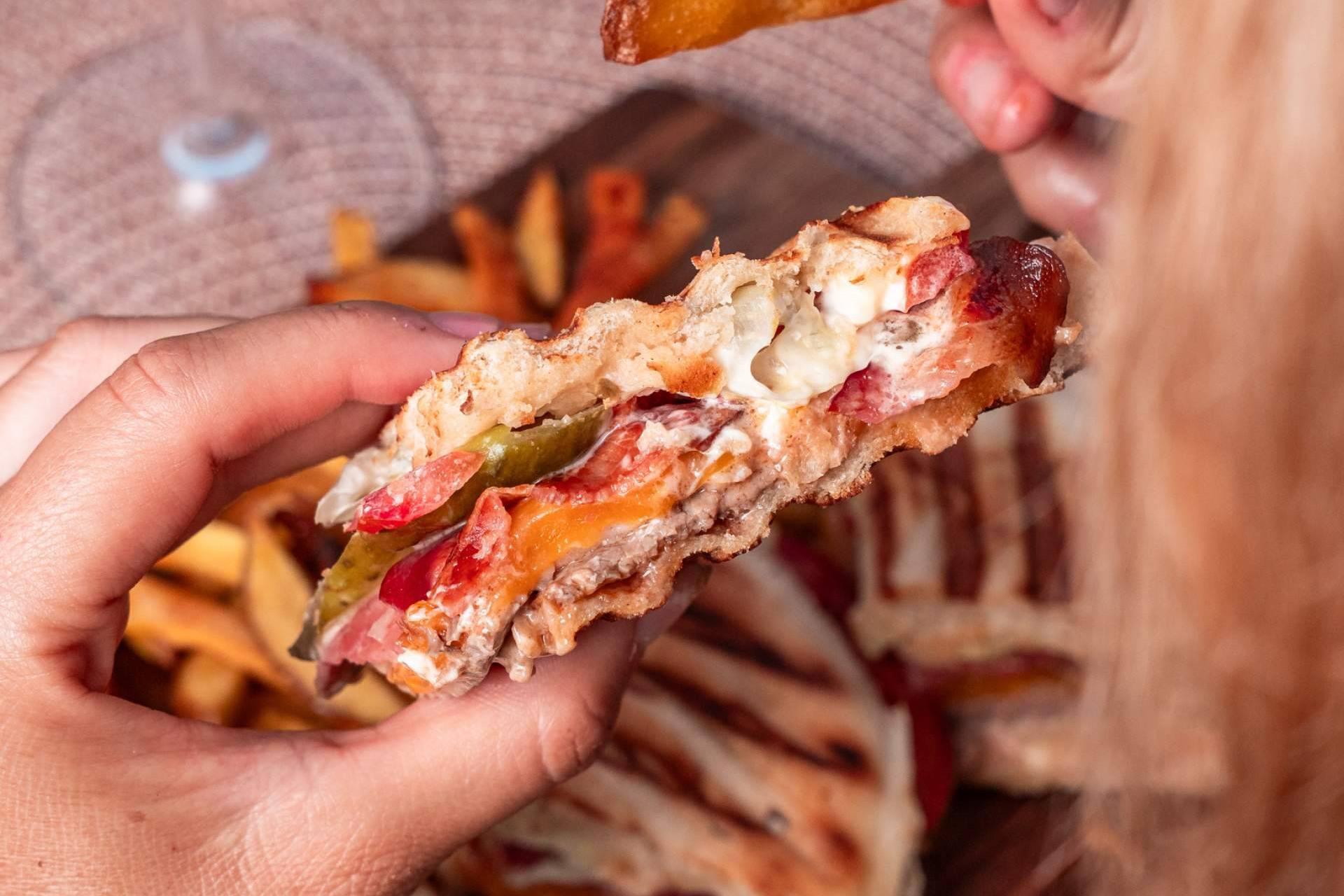Casaamigos Playa eleva el clásico campero en su restaurante de playa en Málaga con un enfoque innovador