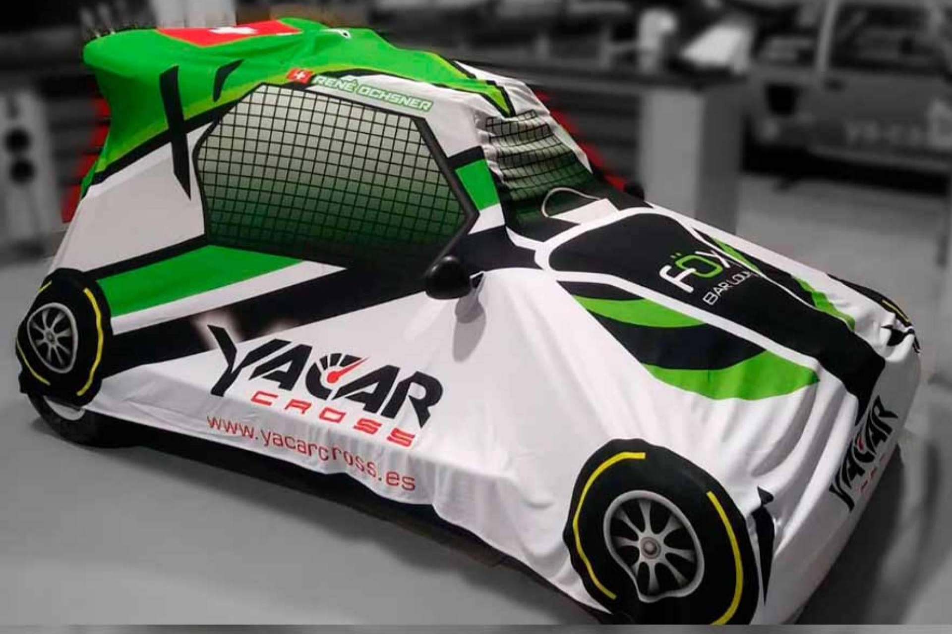 Las fundas de vehículos personalizadas de ADHESIVOSEMBARRADOS combinan protección, diseño y estilo en el mundo del motor