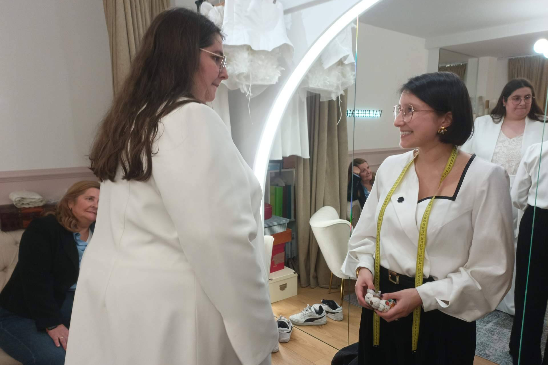 Vestidos de novia a medida; lo que sucede en una prueba en el atelier