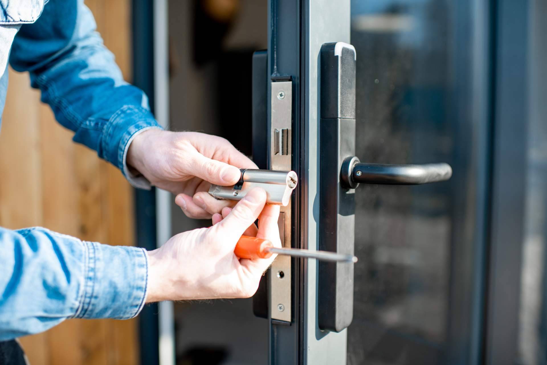 Servicio de Cerrajero Urgente 24 horas en Madrid, Apertura de Puertas refuerza la seguridad en viviendas
