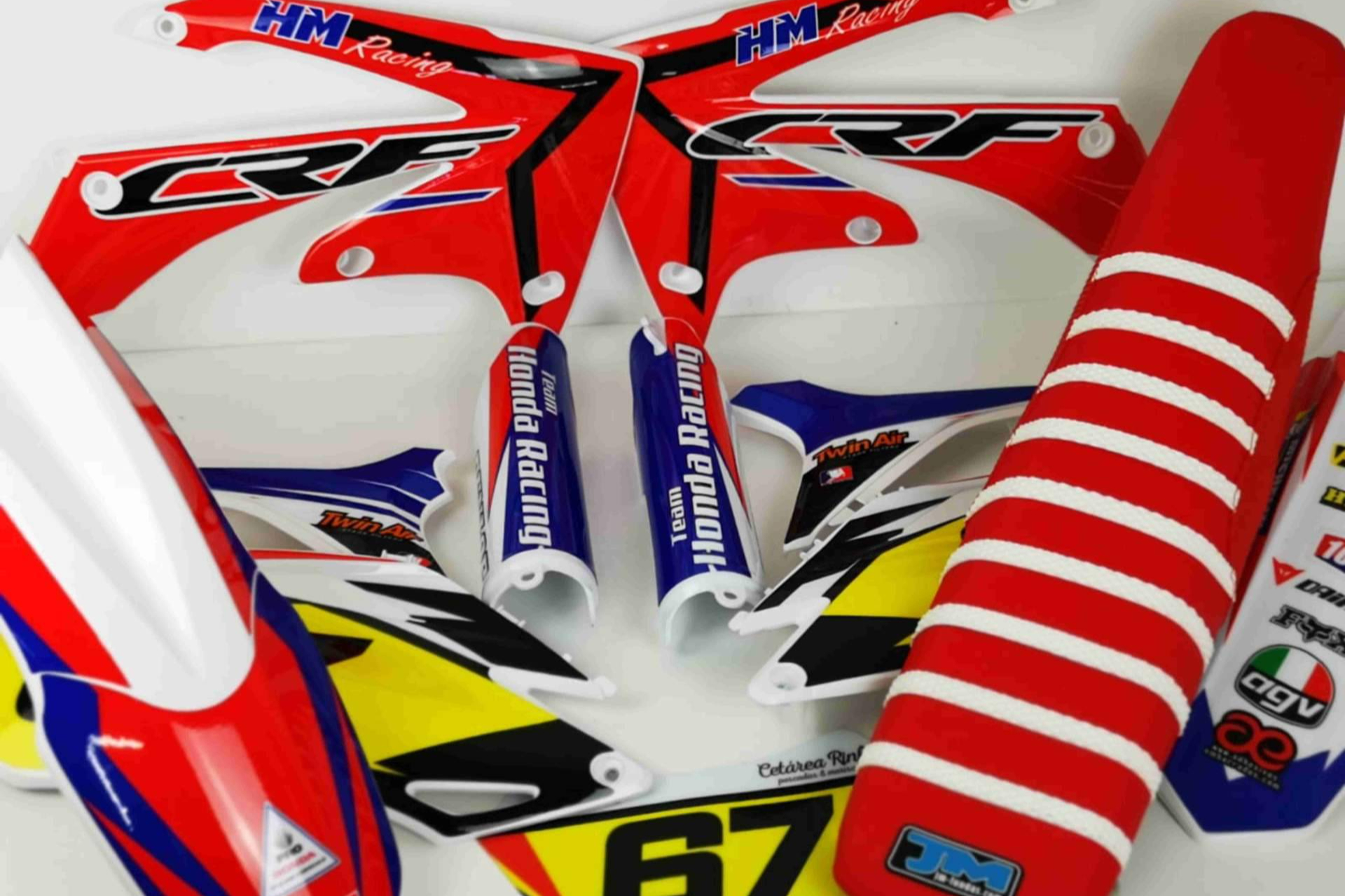 Pegatinas personalizadas para motos, cómo ADHESIVOSEMBARRADOS transforma la estética del off-road