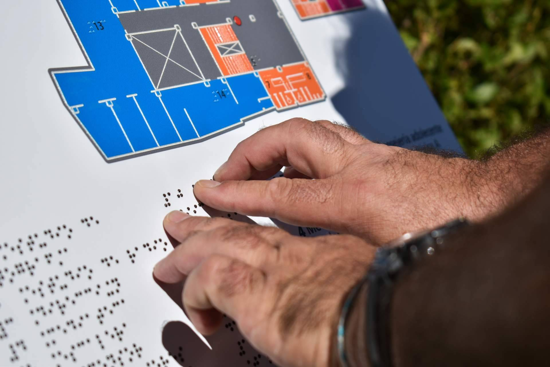 Databraille impulsa la señalización accesible con braille y altorrelieve en espacios públicos e instituciones