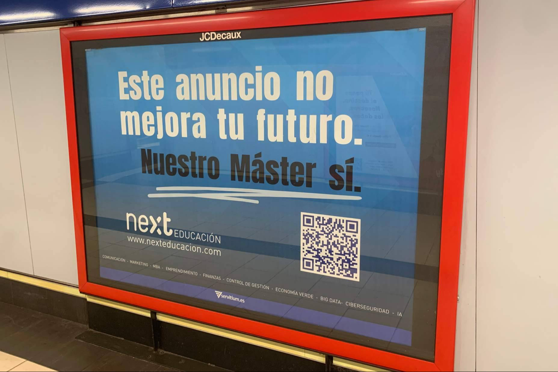 La ingeniosa campaña de marketing con humor en el Metro de Madrid de Next Educación