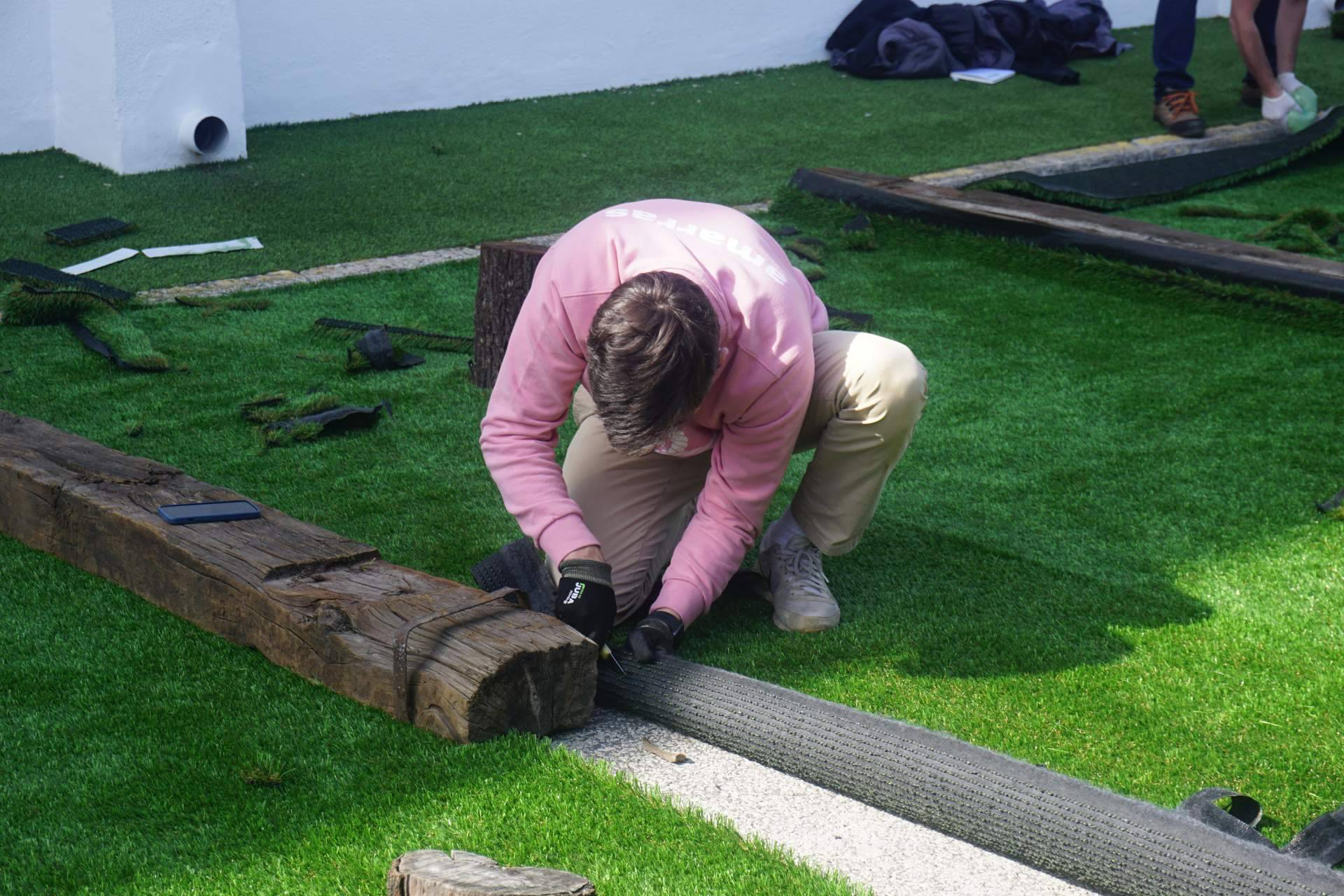 Cómo poner césped artificial con resultados profesionales; Albergrass impulsa su formación para instalado