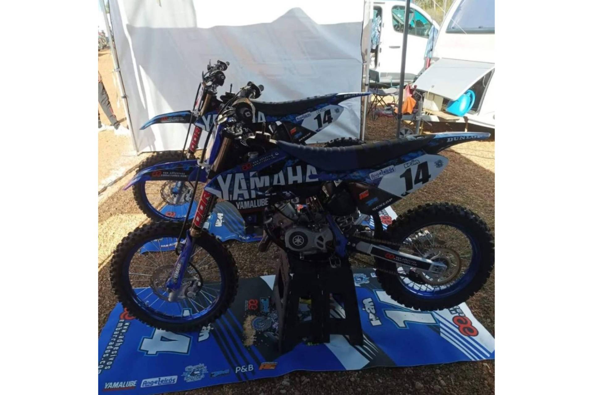 Nuevas alfombras resistentes y personalizadas para moto y quad en el catálogo de Adhesivosembarrados