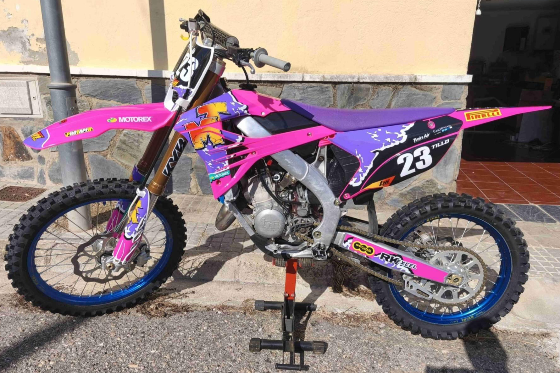 Identidad visual en el mundo off-road, cómo los adhesivos para motos definen el estilo