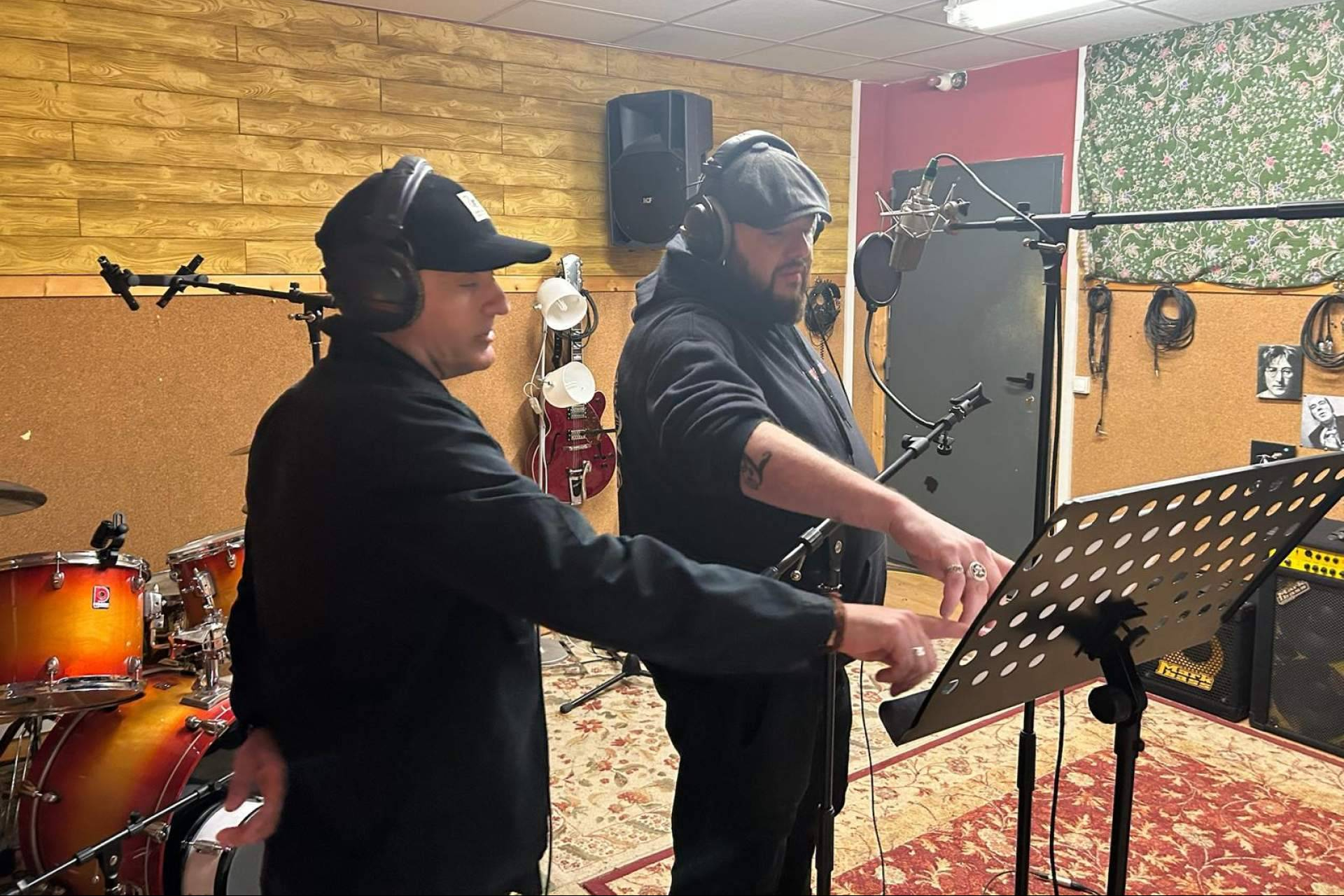 Javier Sólo presenta su nuevo tema junto a Kutxi Romero y Fernando Reincidentes