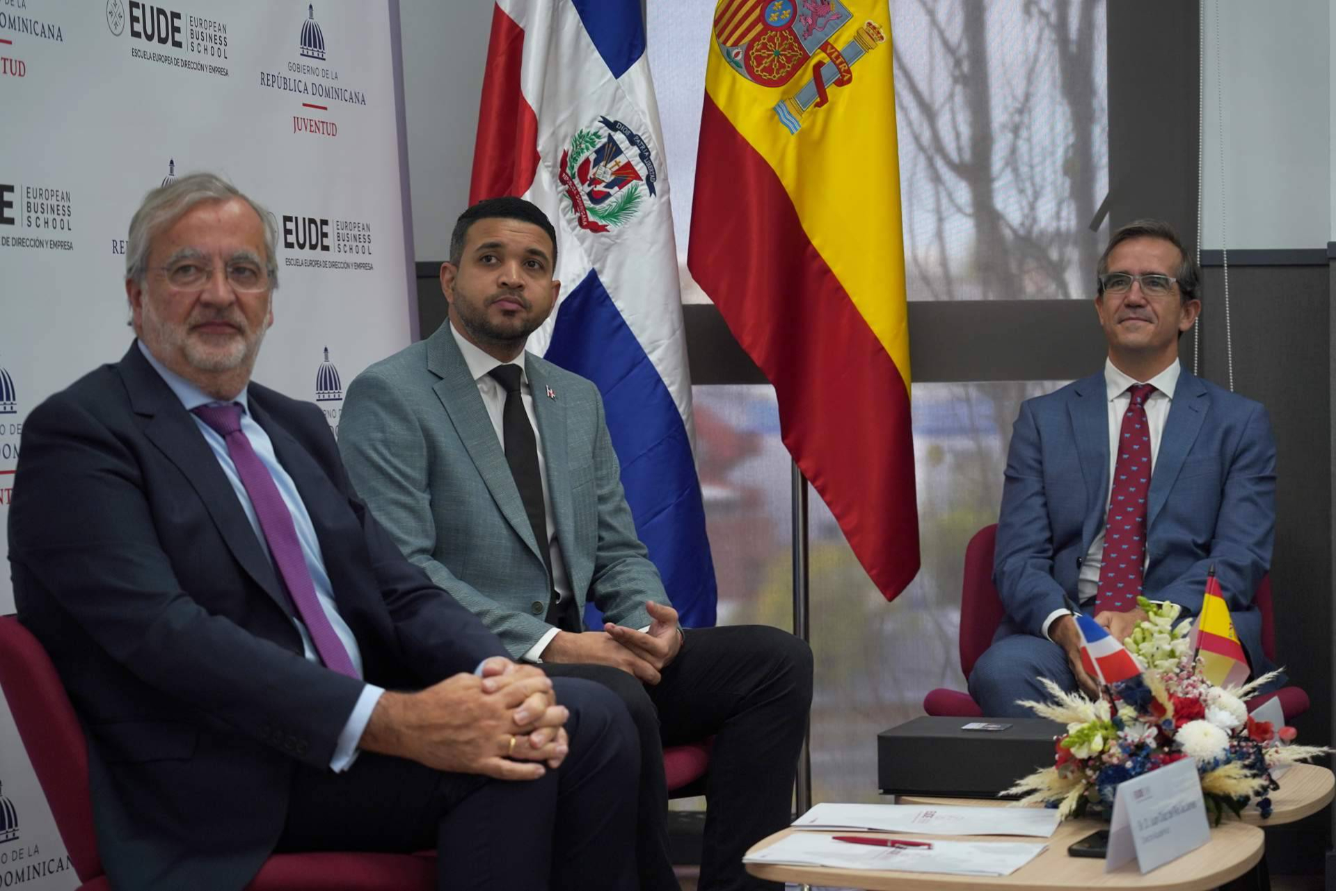 El Ministro de la Juventud de República Dominicana visita EUDE y formaliza el convenio de 505 becas