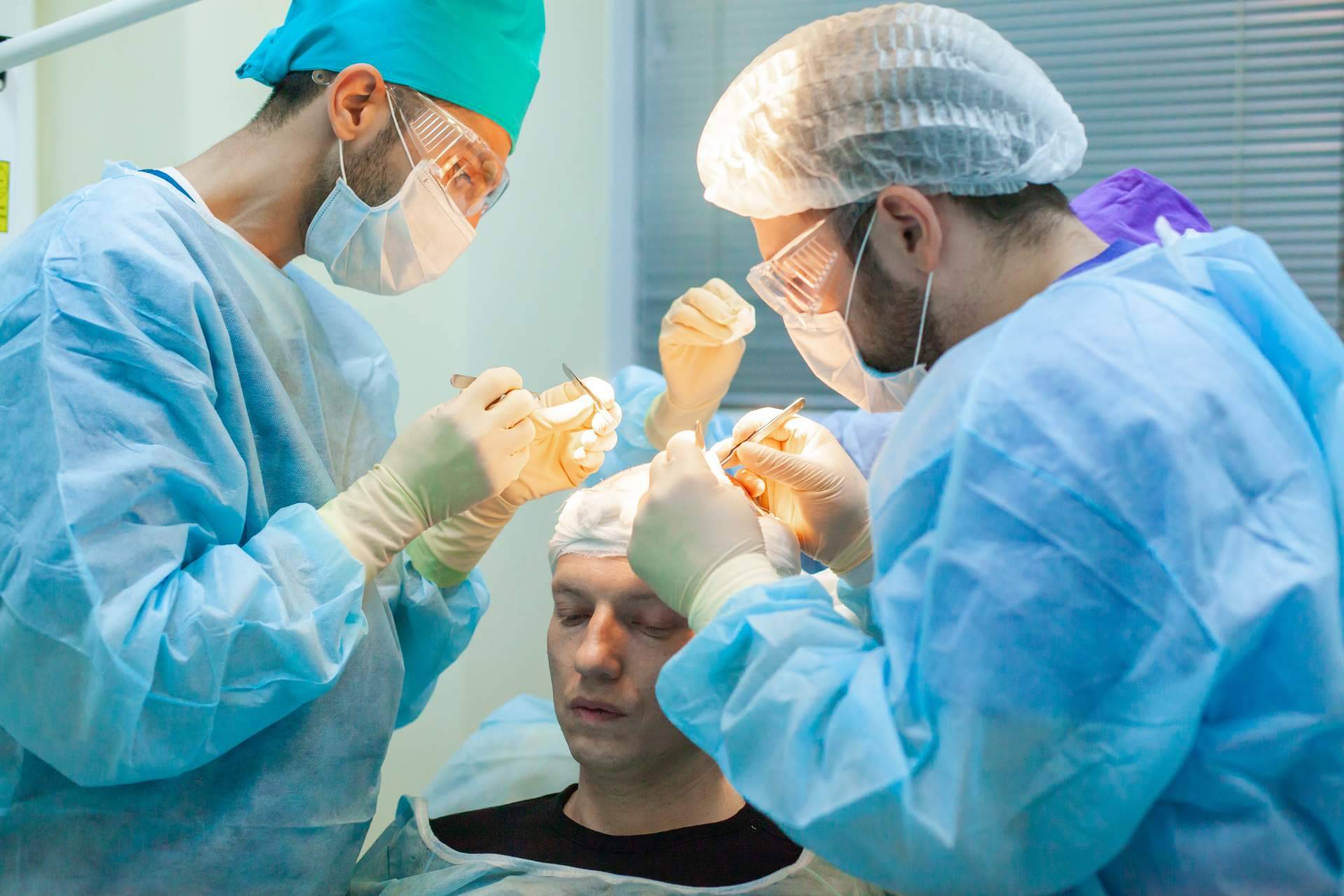 Clínica Capilar Mora ofrece últimas plazas para trasplante capilar con enfoque médico y resultado natural