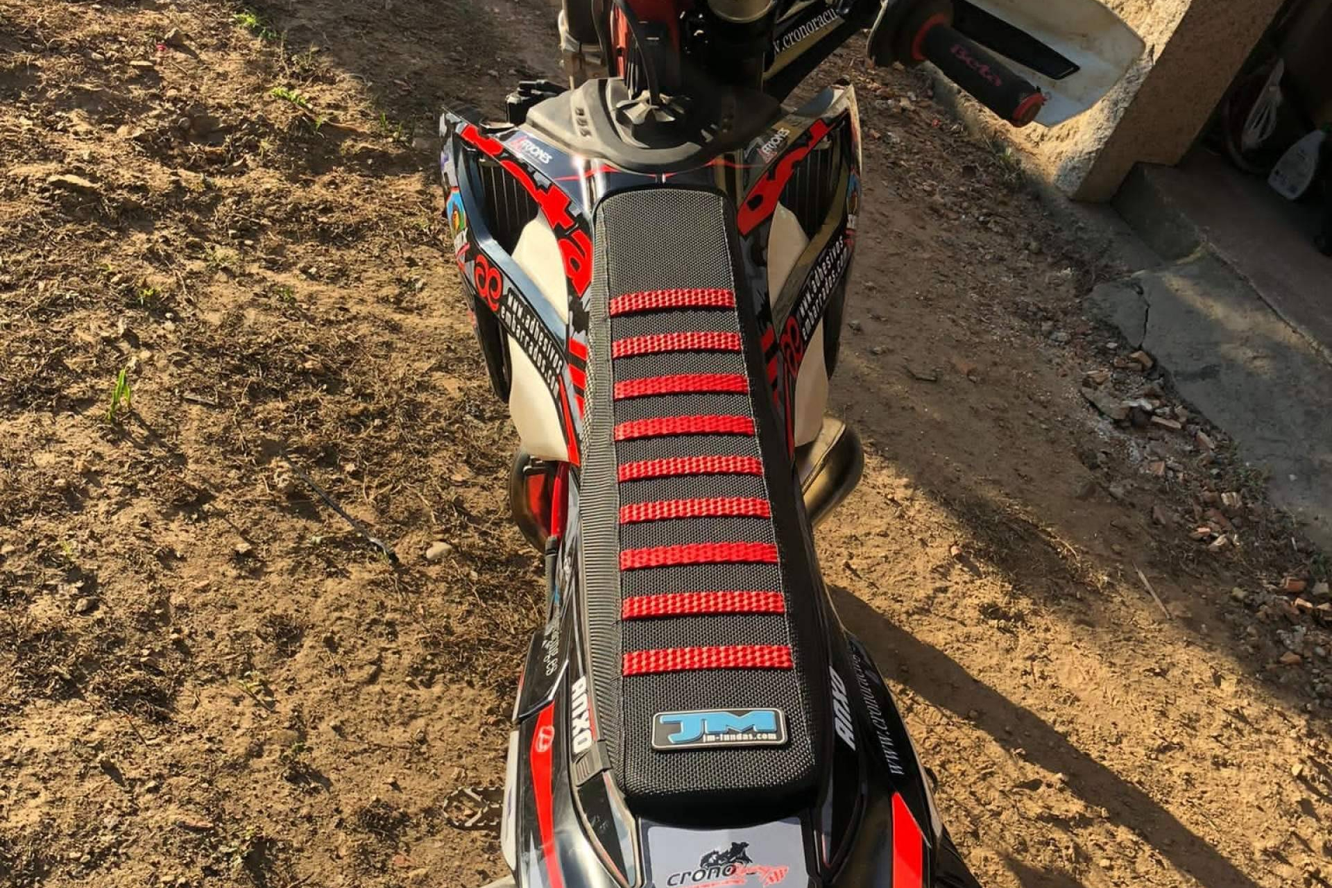 Diseño, agarre y personalización; la fórmula de JM-FUNDAS para transformar el asiento de la moto