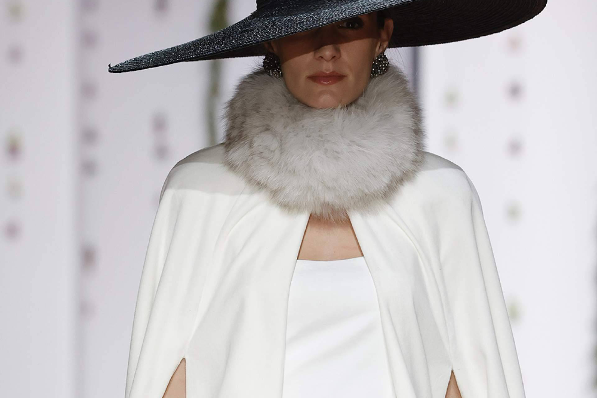 Capas Capicúa presenta su primera colección de capas para novias en Atelier Couture 2025