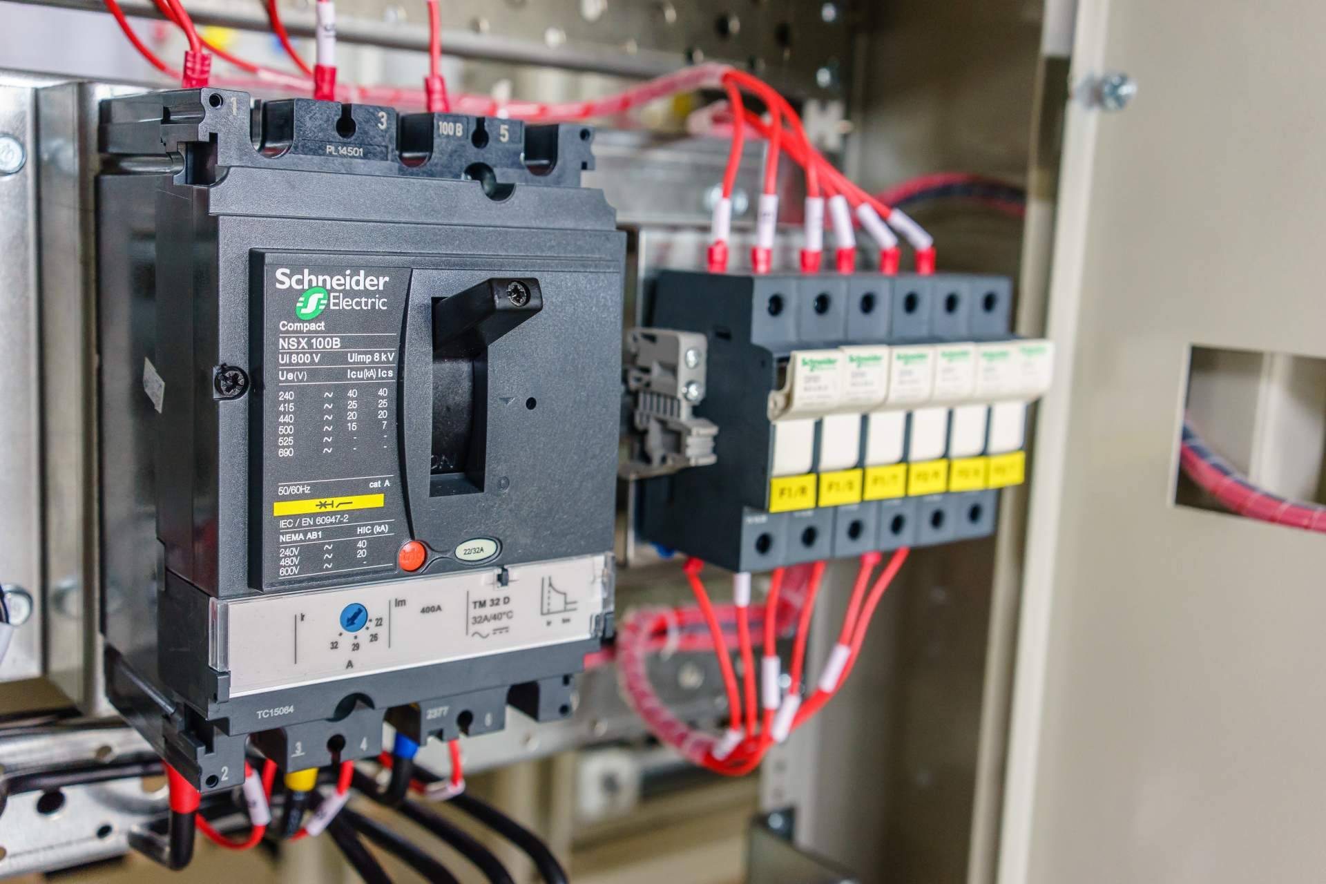 Más de mil productos Schneider Electric disponibles en Cadenza Electric con precios ajustados al mercado digital