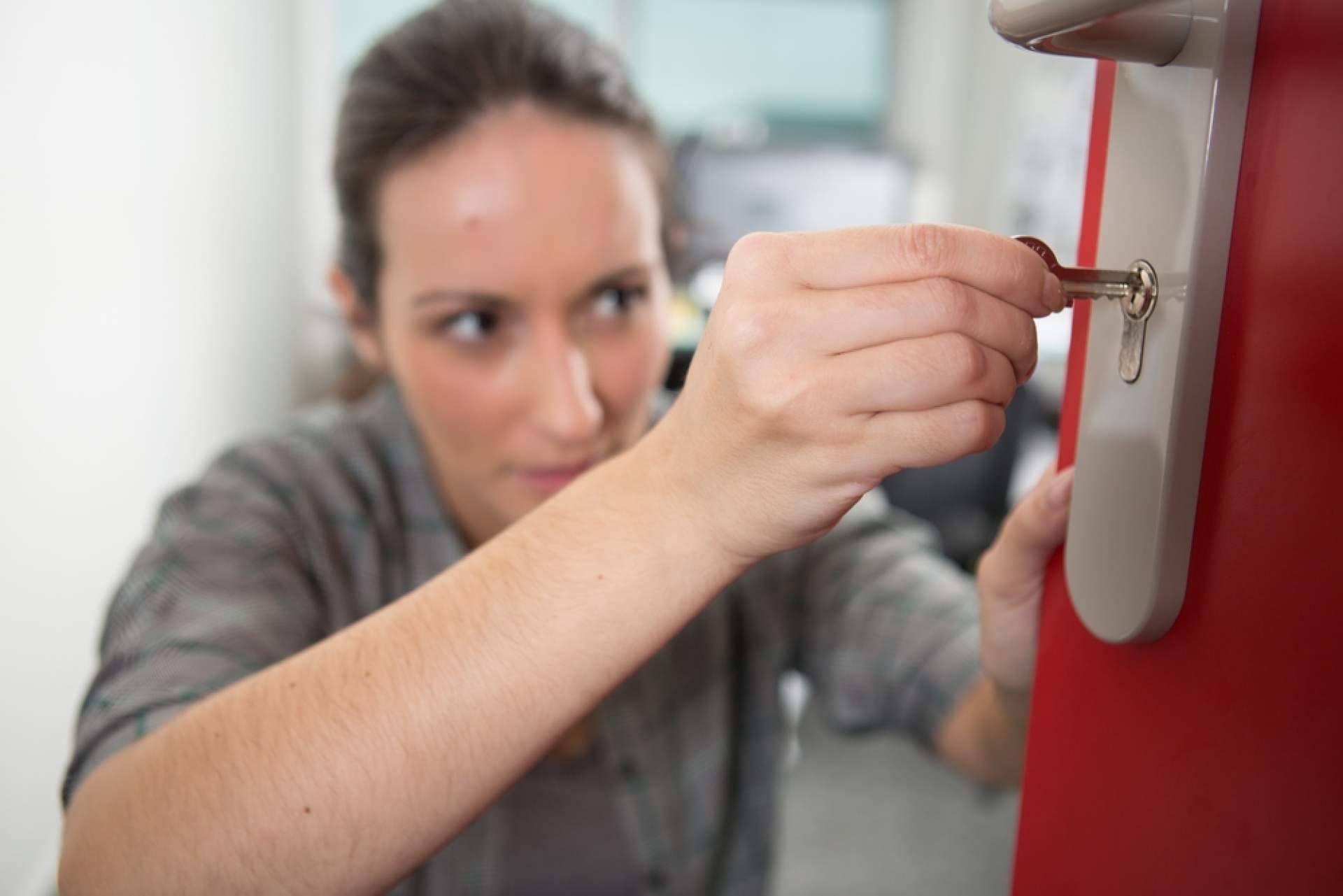 Urgencias Cerrajeros garantiza servicio 24 h en Madrid para aperturas de puertas y cambio de cerraduras