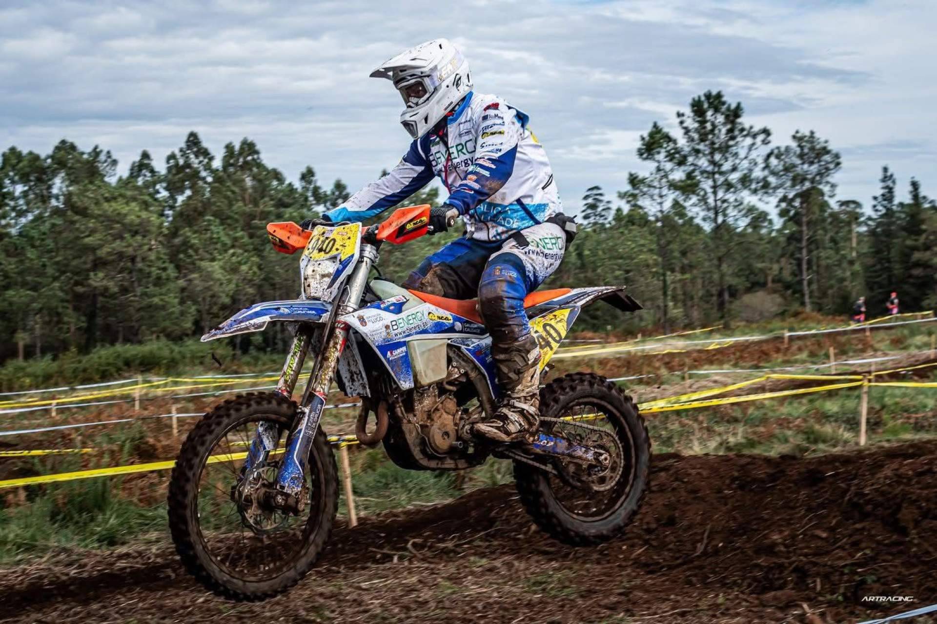 Diseño y durabilidad para motos, así son los nuevos adhesivos y plásticos de ADHESIVOSEMBARRADOS