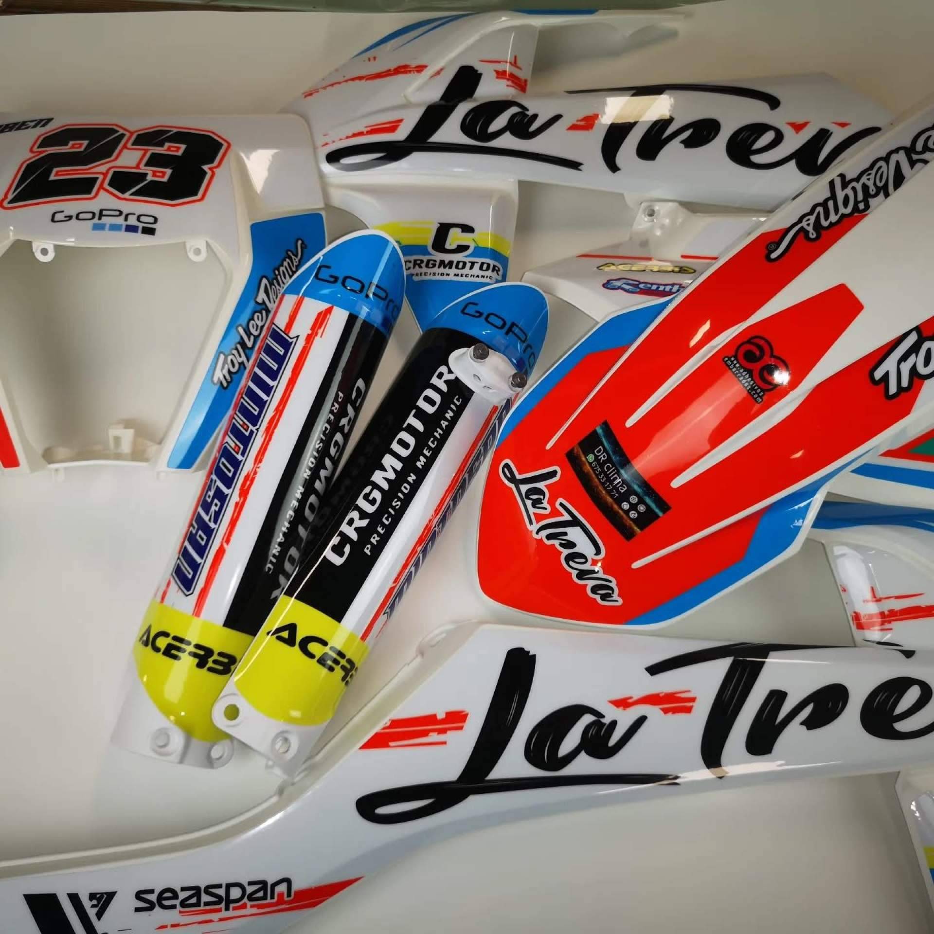 ADHESIVOSEMBARRADOS prepara a los pilotos offroad con sus kits de pegatinas y plásticos personalizados